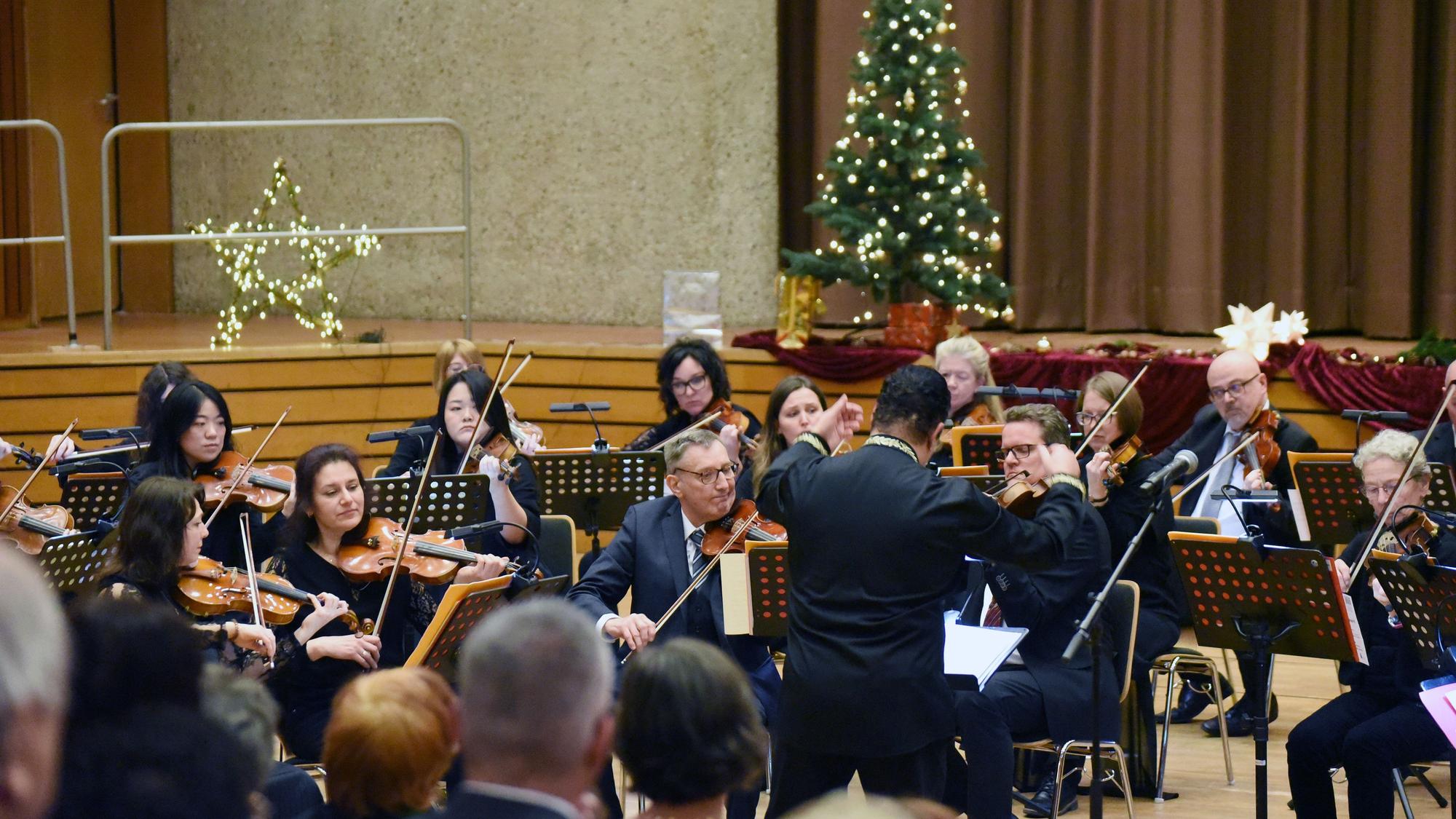 Auf hohem Niveau: Beim Weihnachtskonzert im Lindlarer Kulturzentrum präsentierte das Symphonieorchester des Oberbergischen Kreises unter der Leitung von Anar Bramo Werke von Bach, Vivaldi, Händel und Corelli.