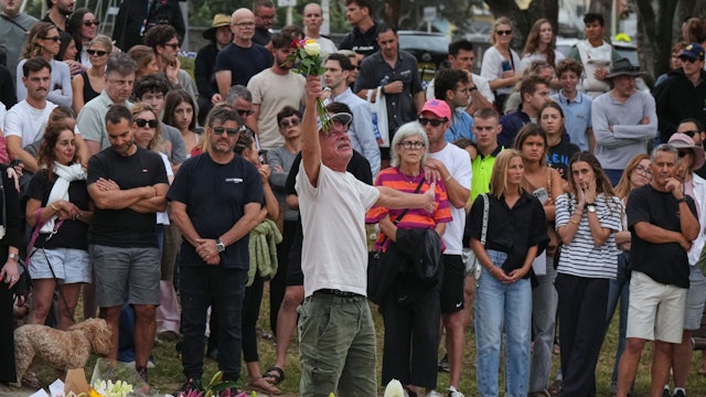 Sydney: Ein Mann legt einen Tag nach der Schießerei vor dem Bondi Pavilion am Bondi Beach in Sydney Blumen für die Opfer nieder. Australien trauert, nachdem zwei bewaffnete Männer am Bondi Beach eine jüdische Feier angriffen und 16 Menschen töteten.