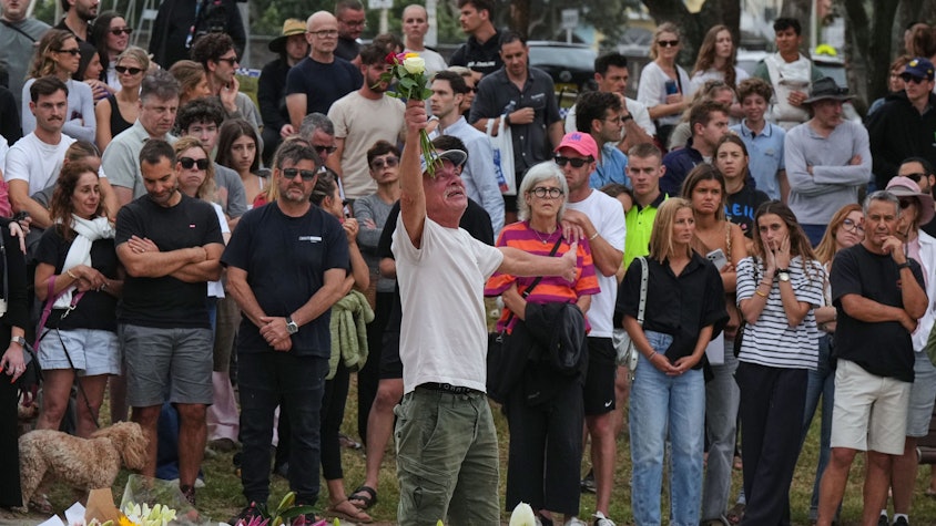 Sydney: Ein Mann legt einen Tag nach der Schießerei vor dem Bondi Pavilion am Bondi Beach in Sydney Blumen für die Opfer nieder. Australien trauert, nachdem zwei bewaffnete Männer am Bondi Beach eine jüdische Feier angriffen und 16 Menschen töteten.