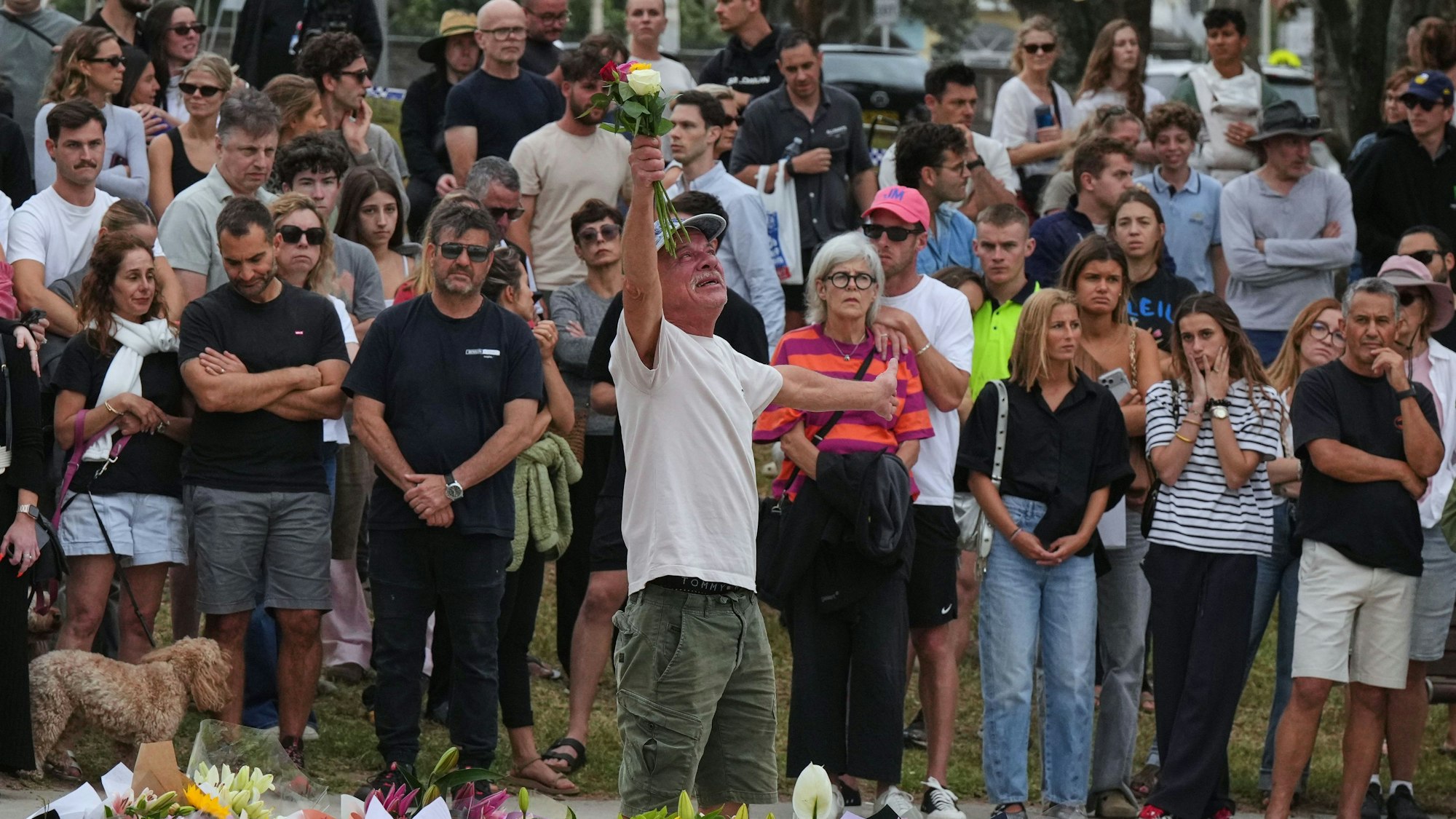 Sydney: Ein Mann legt einen Tag nach der Schießerei vor dem Bondi Pavilion am Bondi Beach in Sydney Blumen für die Opfer nieder. Australien trauert, nachdem zwei bewaffnete Männer am Bondi Beach eine jüdische Feier angriffen und 16 Menschen töteten.