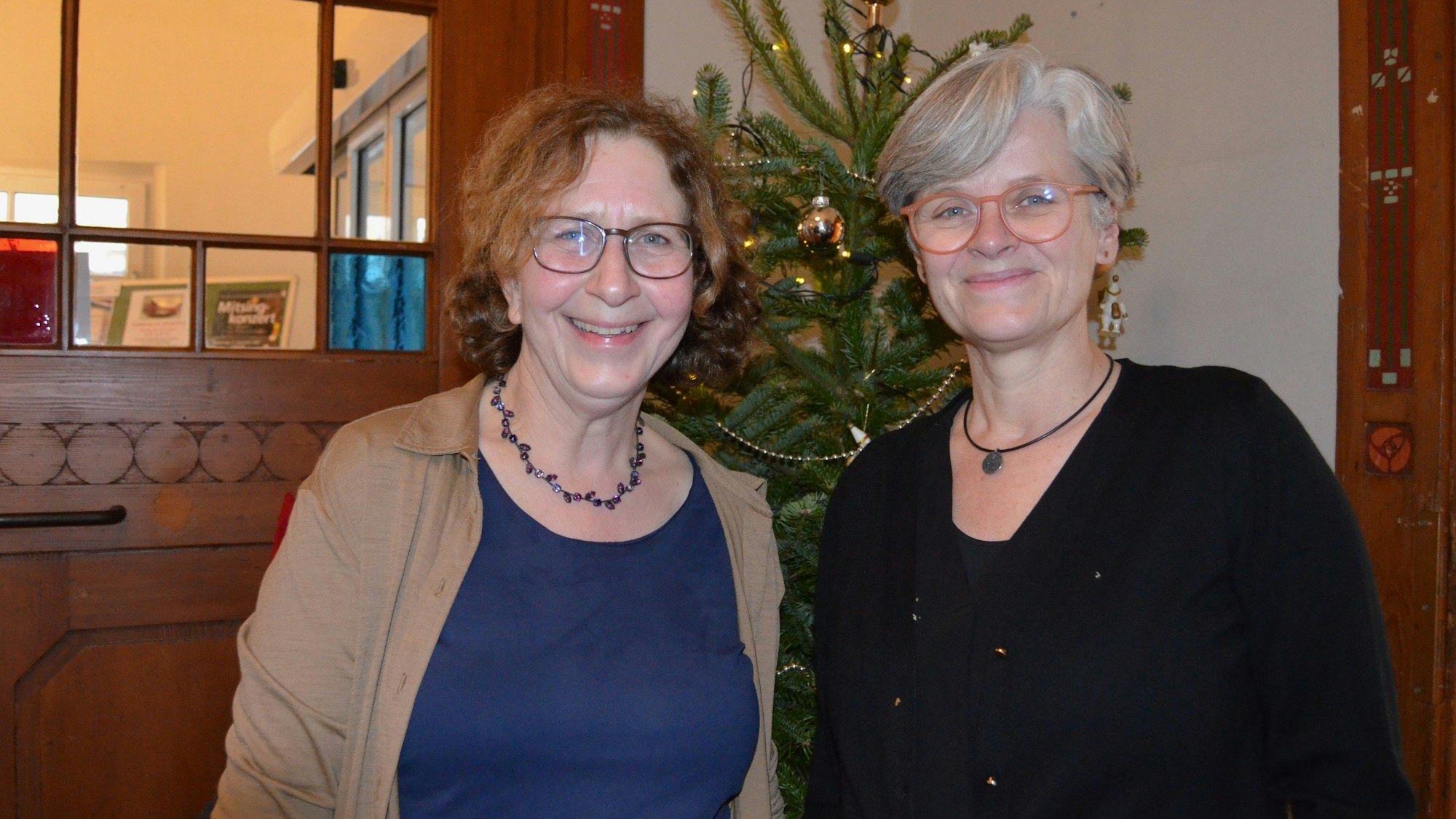 Bettina Orth (rechts) und Martina Rehberg leiten den Pro Treff und haben den Adventsnachmittag organisiert.