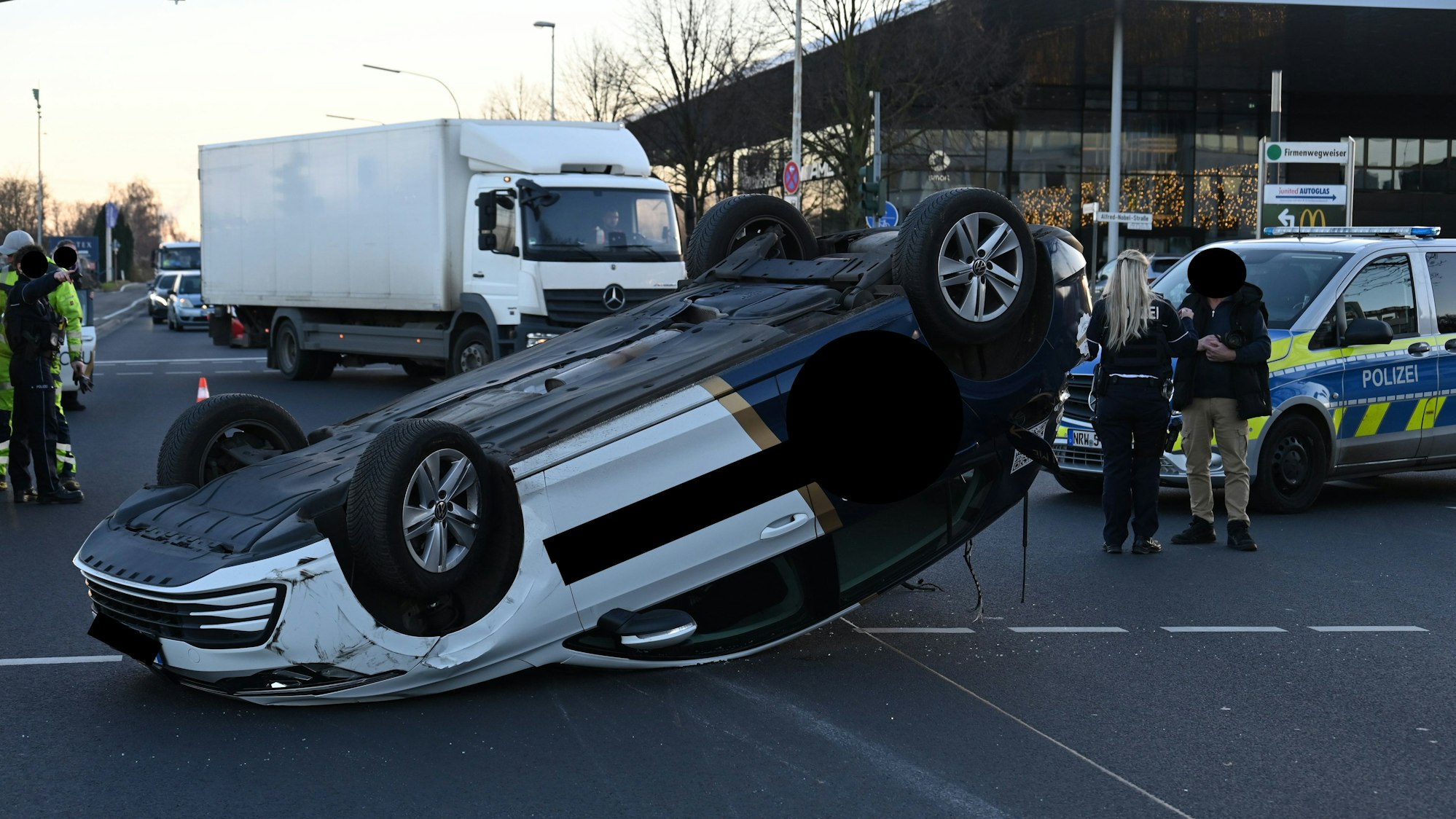 Das Bild zeigt ein Auto, das auf de Dach liegt.