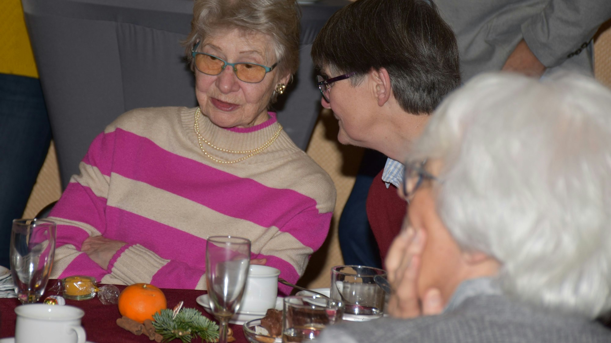 Die Begegnungsstätte Pro Treff in Bensberg lädt mit Unterstützung der Rundschau-Altenhilfe Teilnehmer und Dozenten der Kurse zur Adventsfeier ein. Immer wieder gern dabei ist Ute Gnypek (87), langjährige Stamm-Besucherin des PROgymnasiums.