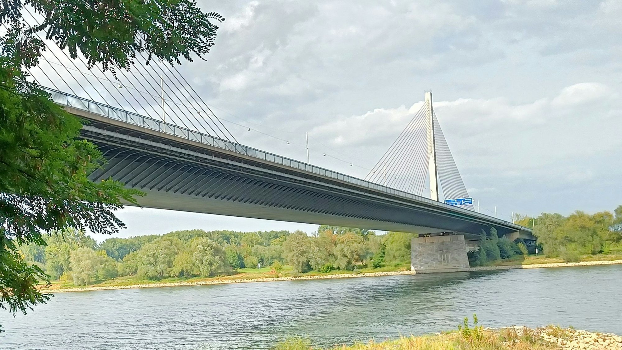 Voraussichtlich ab Mitte Januar dürfen Fahrzeuge mit mehr als 7,5 Tonnen Gewicht nicht mehr über die Bonner Nordbrücke der A565 fahren.