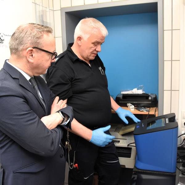 Justizbeamter Gerd-Peter Schoenenberg erkärt dem Justizminister die Funktionen des Ionscan 600.