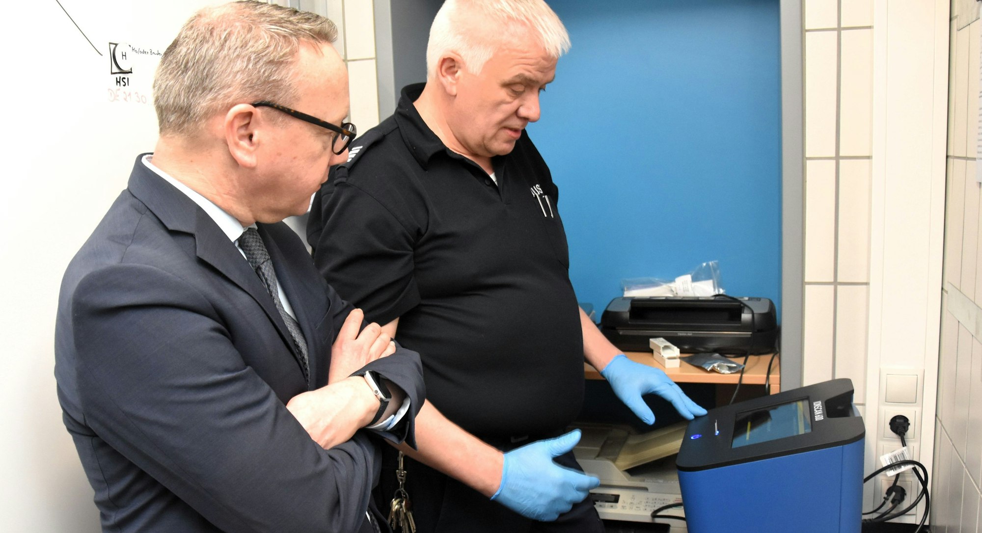 Justizbeamter Gerd-Peter Schoenenberg erkärt dem Justizminister die Funktionen des Ionscan 600.