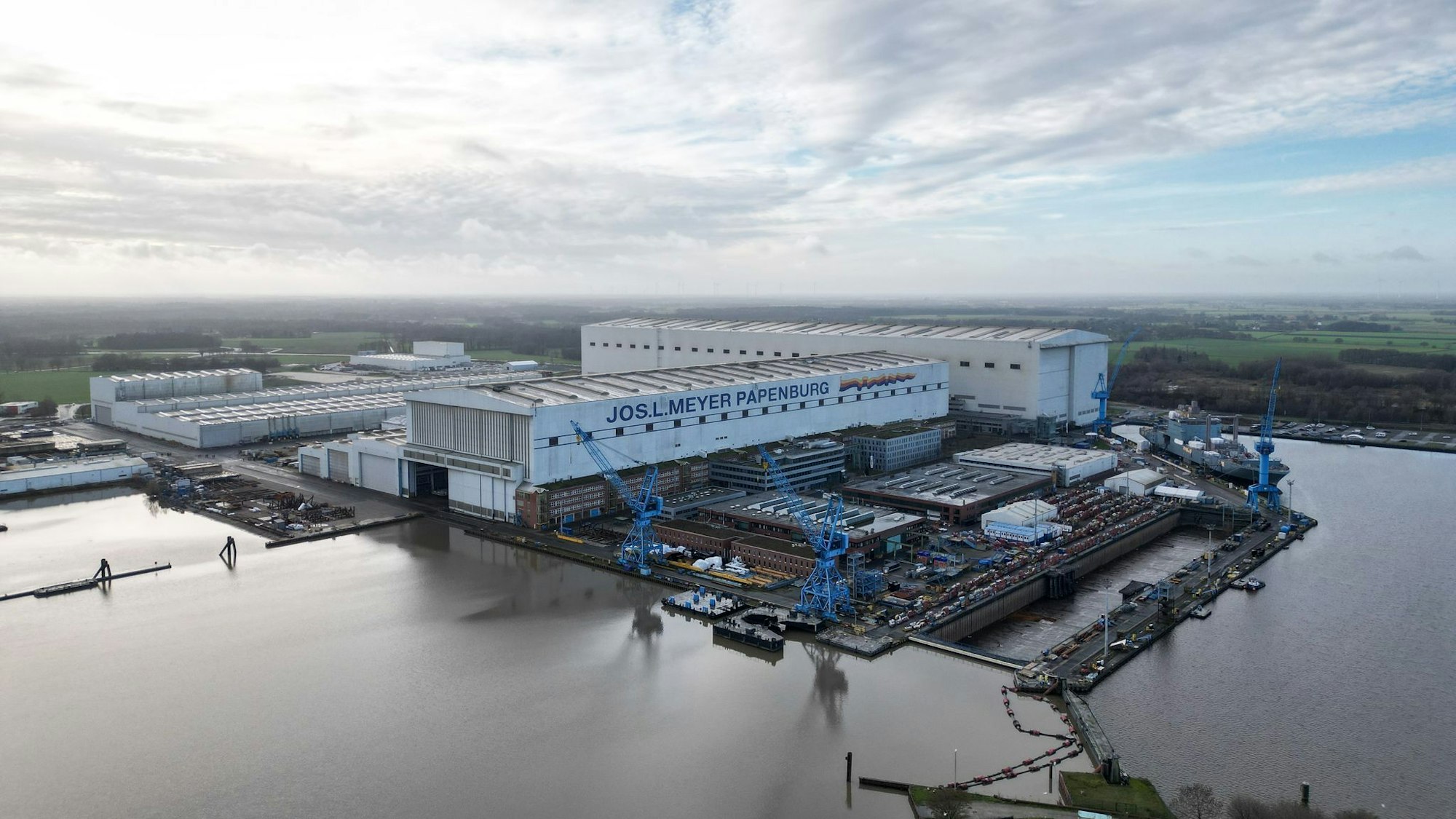 Die Wolken über der Meyer Werft in Papenburg werden weniger – neue Aufträge für Kreuzfahrtschiffe garantieren die Auslastung für die kommenden zehn Jahre.