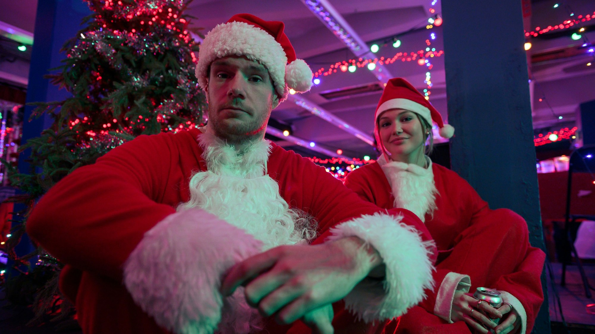 Jingle Bell Heist. (L to R) Connor Swindells as Nick and Olivia Holt as Sophia in Jingle Bell Heist. Cr. Rob Baker Ashton/Netflix ©2025