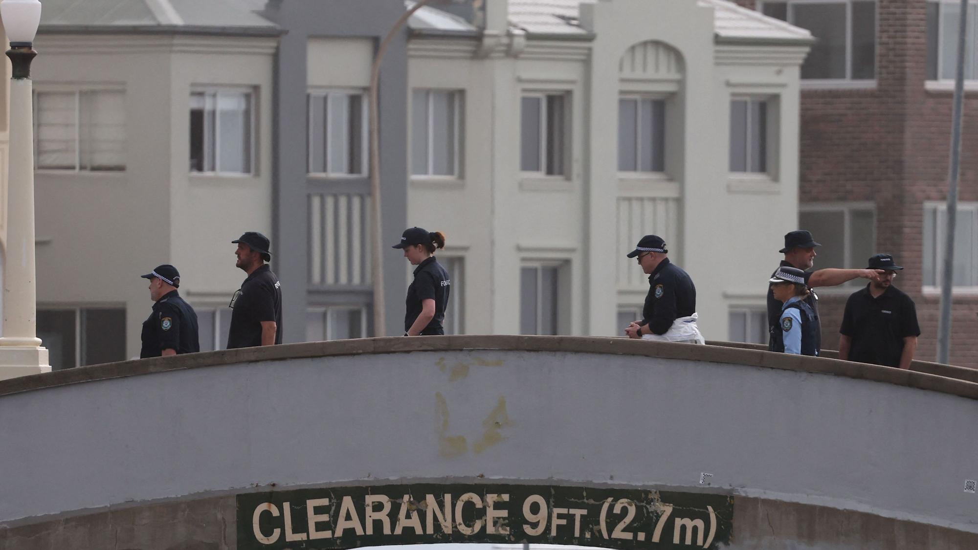 Experten der Polizei untersuchen den Tatort am Bondi Beach in Sydney.