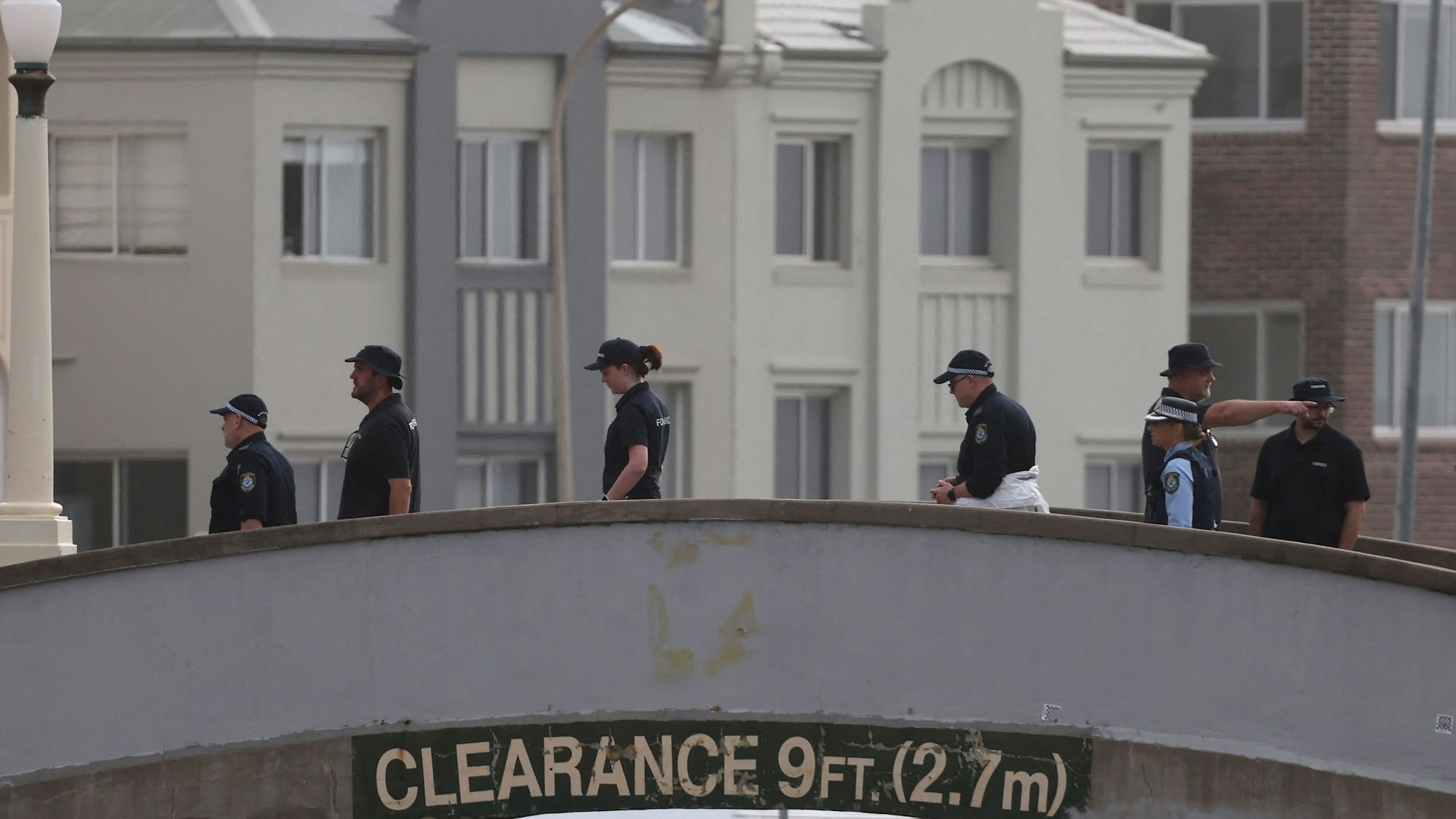 Experten der Polizei untersuchen den Tatort am Bondi Beach in Sydney.