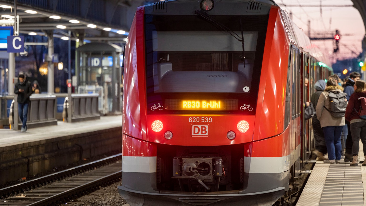 Reisende steigen am Bonner Hauptbahnhof in eine Regionalbahn ein (Archivfoto).