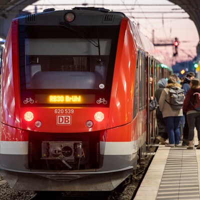 Reisende steigen am Bonner Hauptbahnhof in eine Regionalbahn ein (Archivfoto).