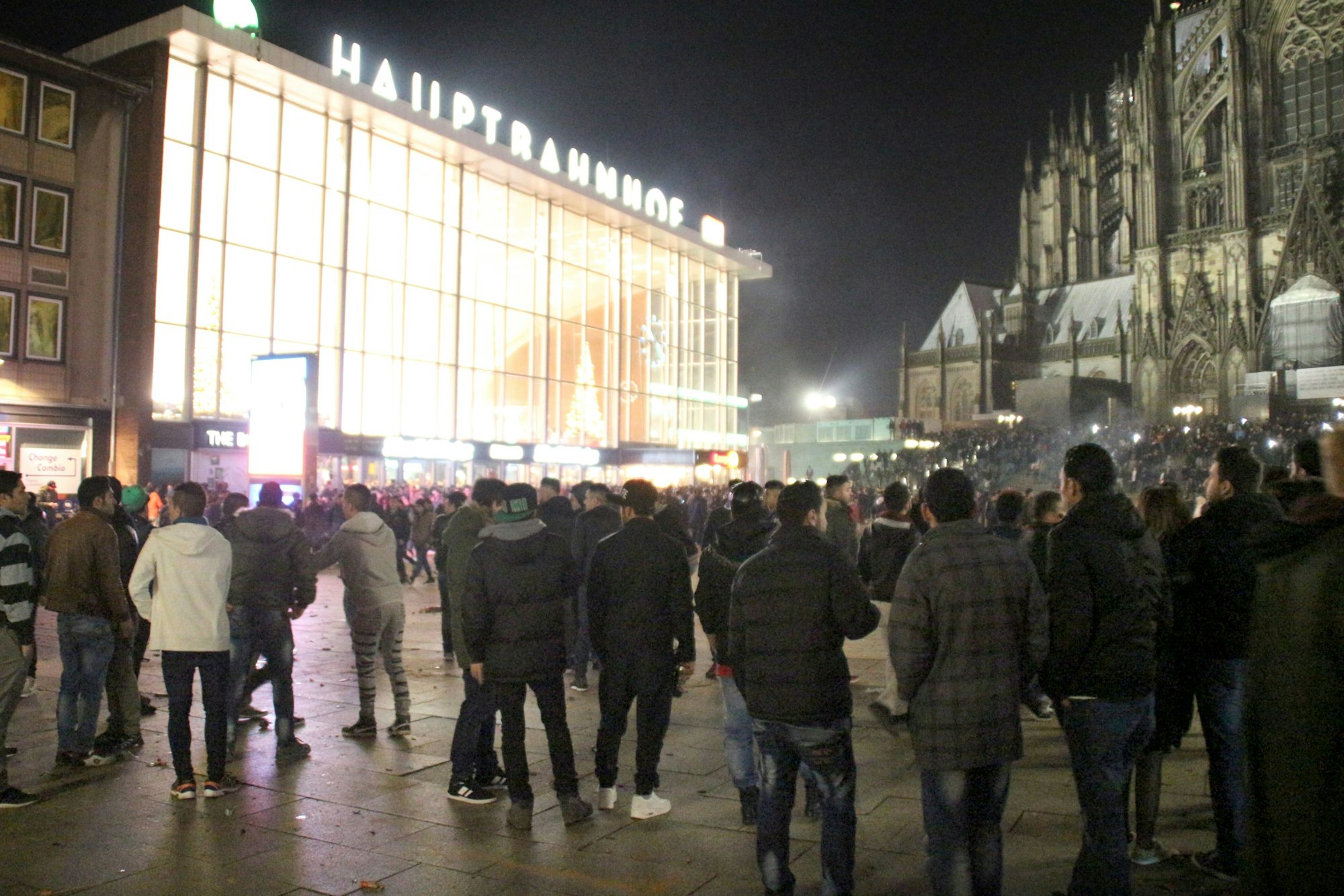 Menschen stehen auf dem Vorplatz des Hauptbahnhofs. In der Silvesternacht waren am Kölner Hauptbahnhof Frauen sexuell belästigt und ausgeraubt worden.