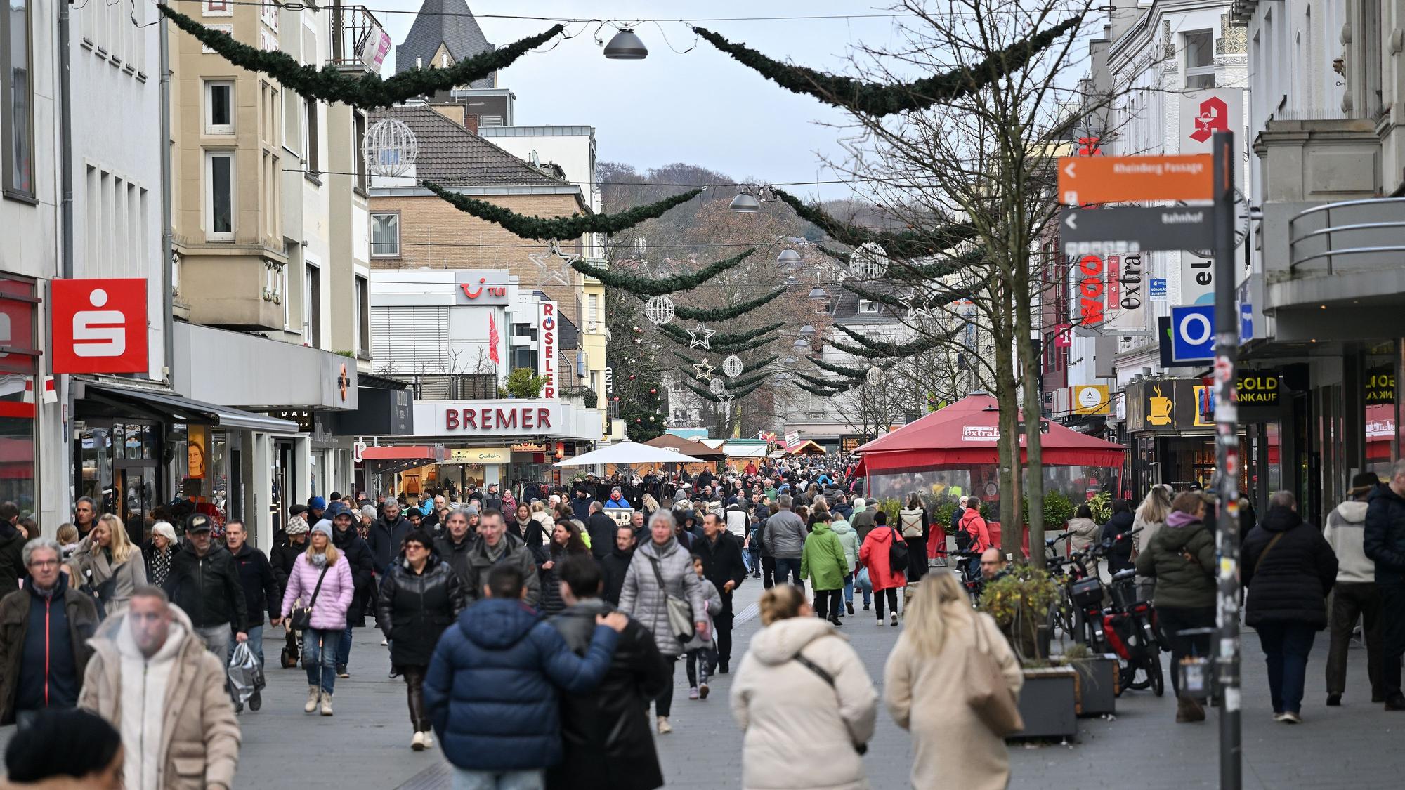 Viele Menschen laufen durch die Fußgängerzone in Bergisch Gladbach.