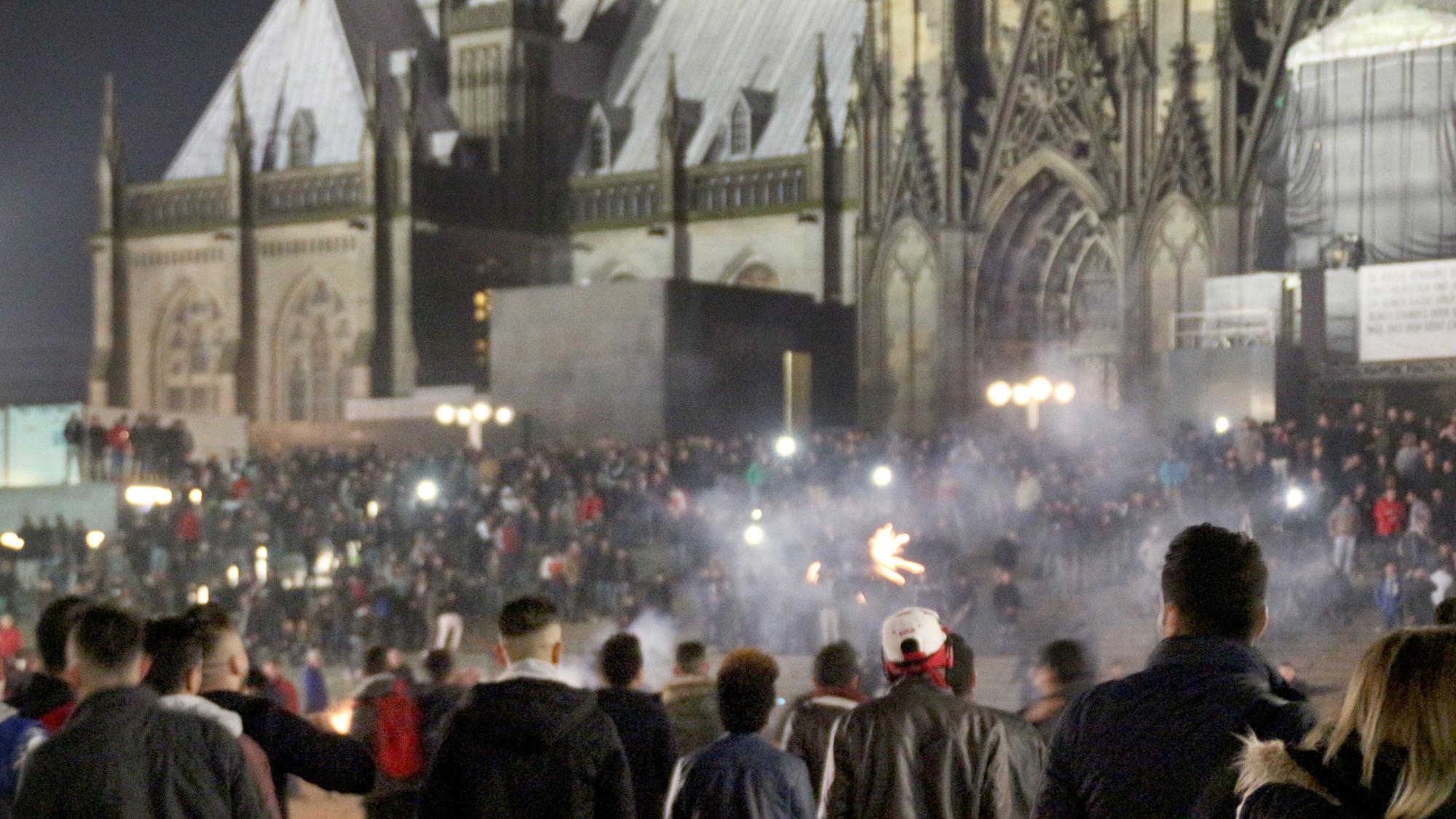 In der Silvesternacht waren am Kölner Hauptbahnhof Frauen sexuell belästigt und augeraubt worden.
