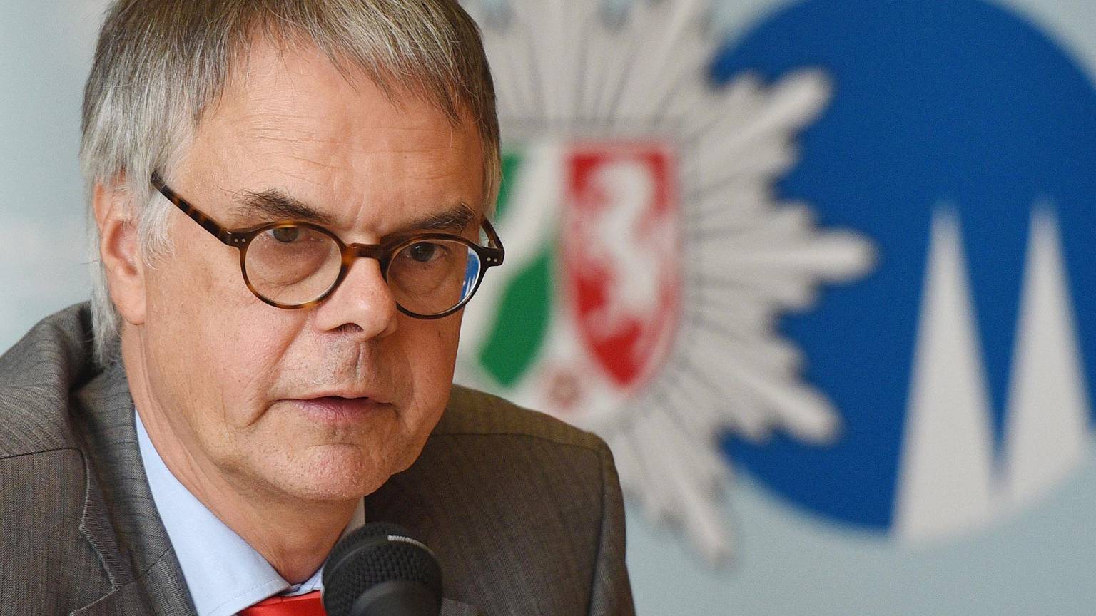 Köln: Wolfgang Albers, damals Kölner Polizeipräsident, spricht bei einer Pressekonferenz.