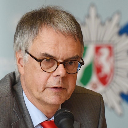 Köln: Wolfgang Albers, damals Kölner Polizeipräsident, spricht bei einer Pressekonferenz.