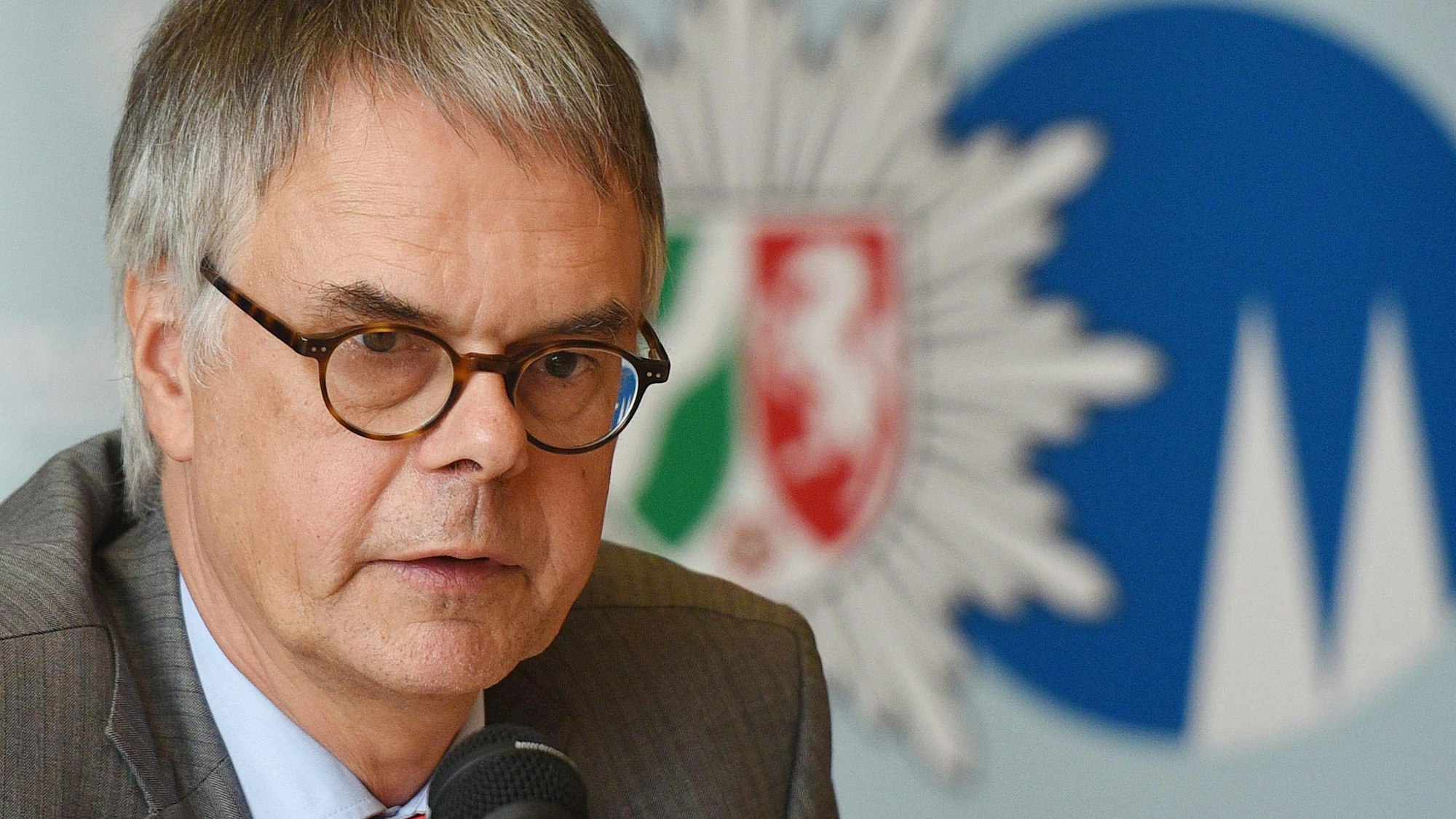 Köln: Wolfgang Albers, damals Kölner Polizeipräsident, spricht bei einer Pressekonferenz.