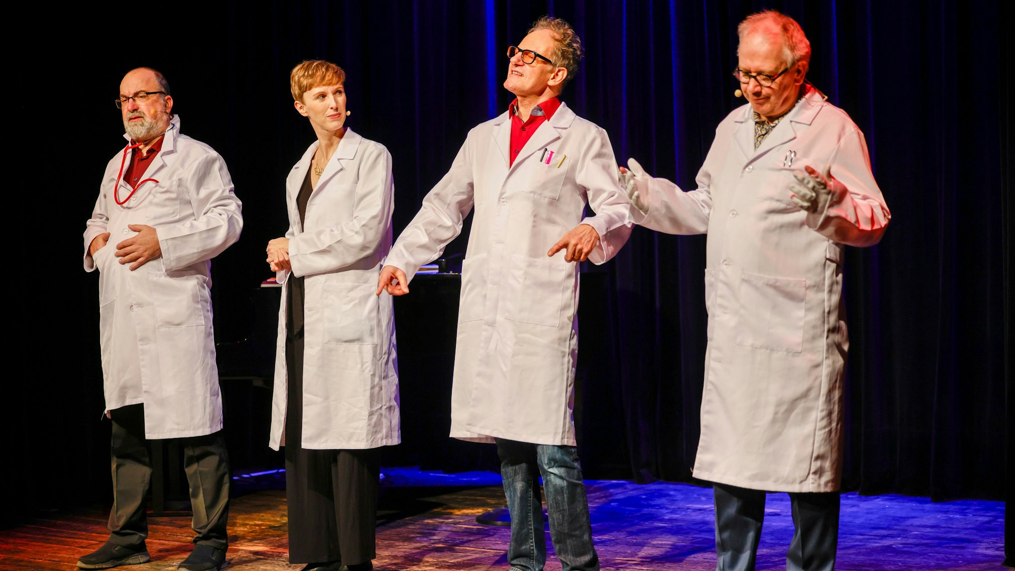 Gilly Alfeo (v.l.), Sonja Pikart, Chin Meyer und Robert Griess ließen das Jahr 2025 auf der „Schlachtplatte“ Revue passieren.