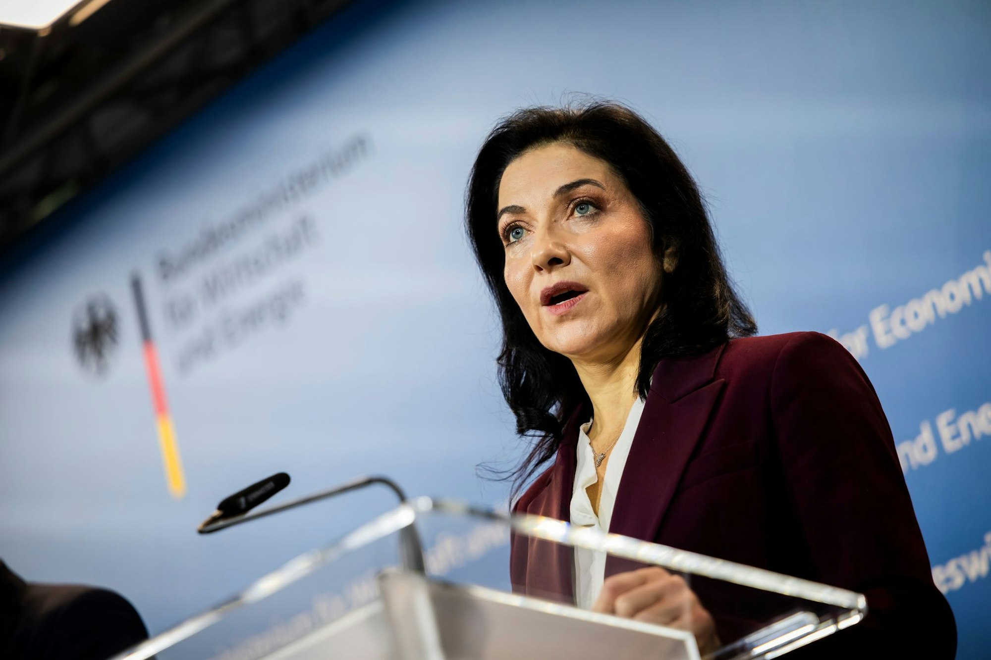 Bundeswirtschaftsministerin Katherina Reiche (CDU) verkündet den Milliardendeal für die Meyer Werft.