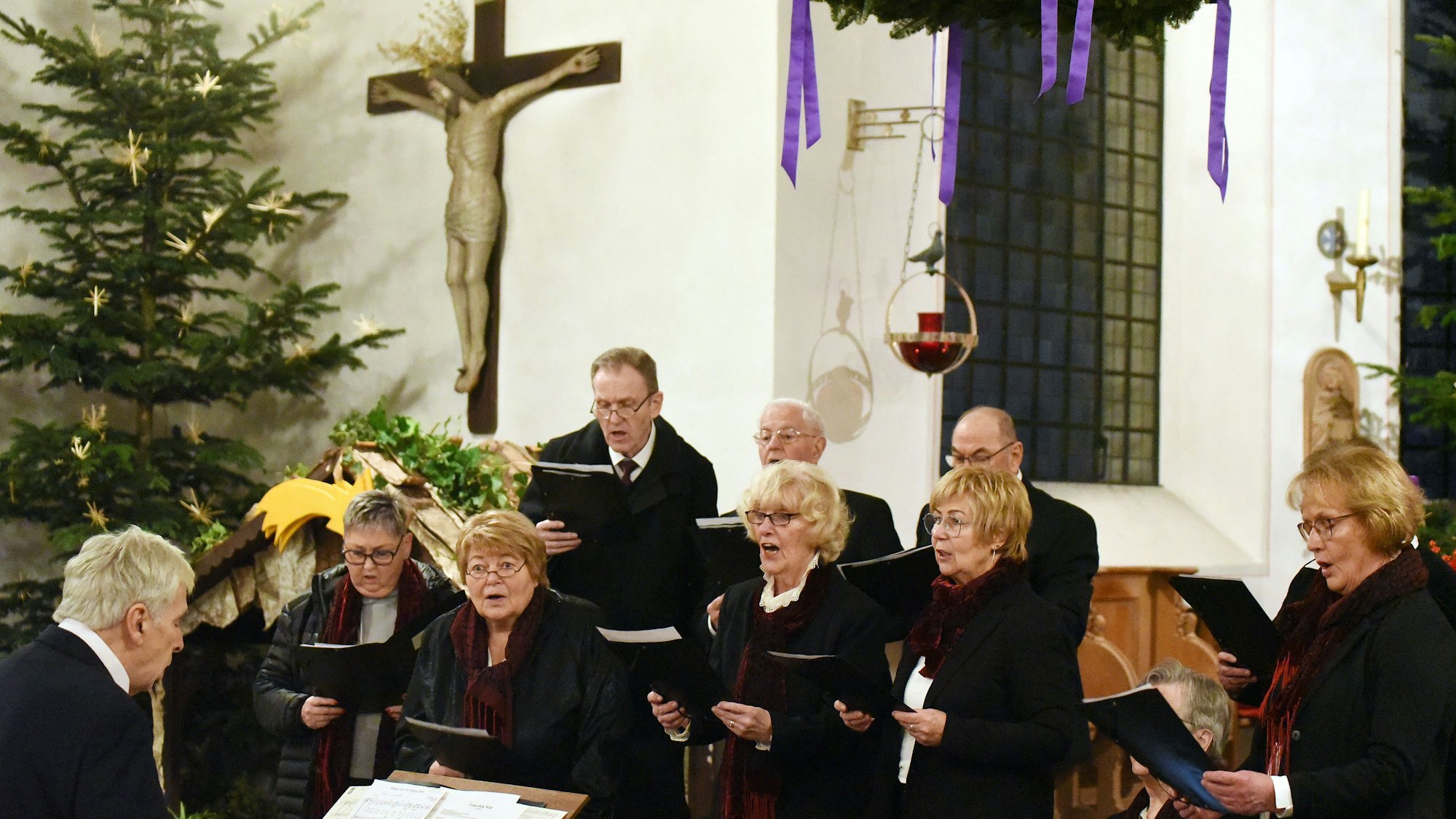 An der Krippe: Der Kirchenchor sang in der katholischen Pfarrkirche St. Laurentius in Lindlar-Hohkeppel.