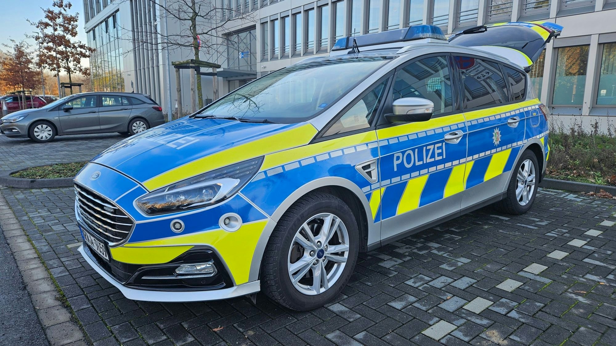 Zu sehen ist ein Streifenwagen der Polizei.