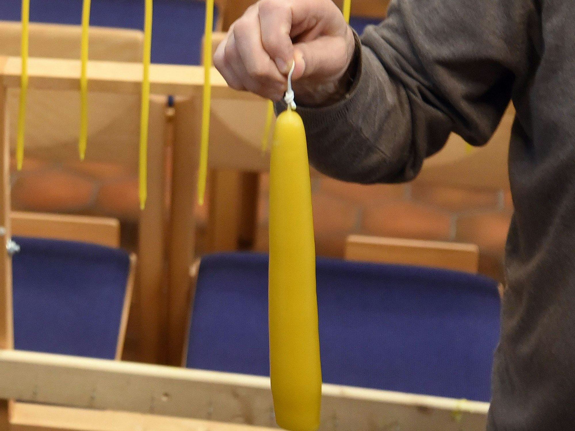 Eine Kerze aus Honigwachs.