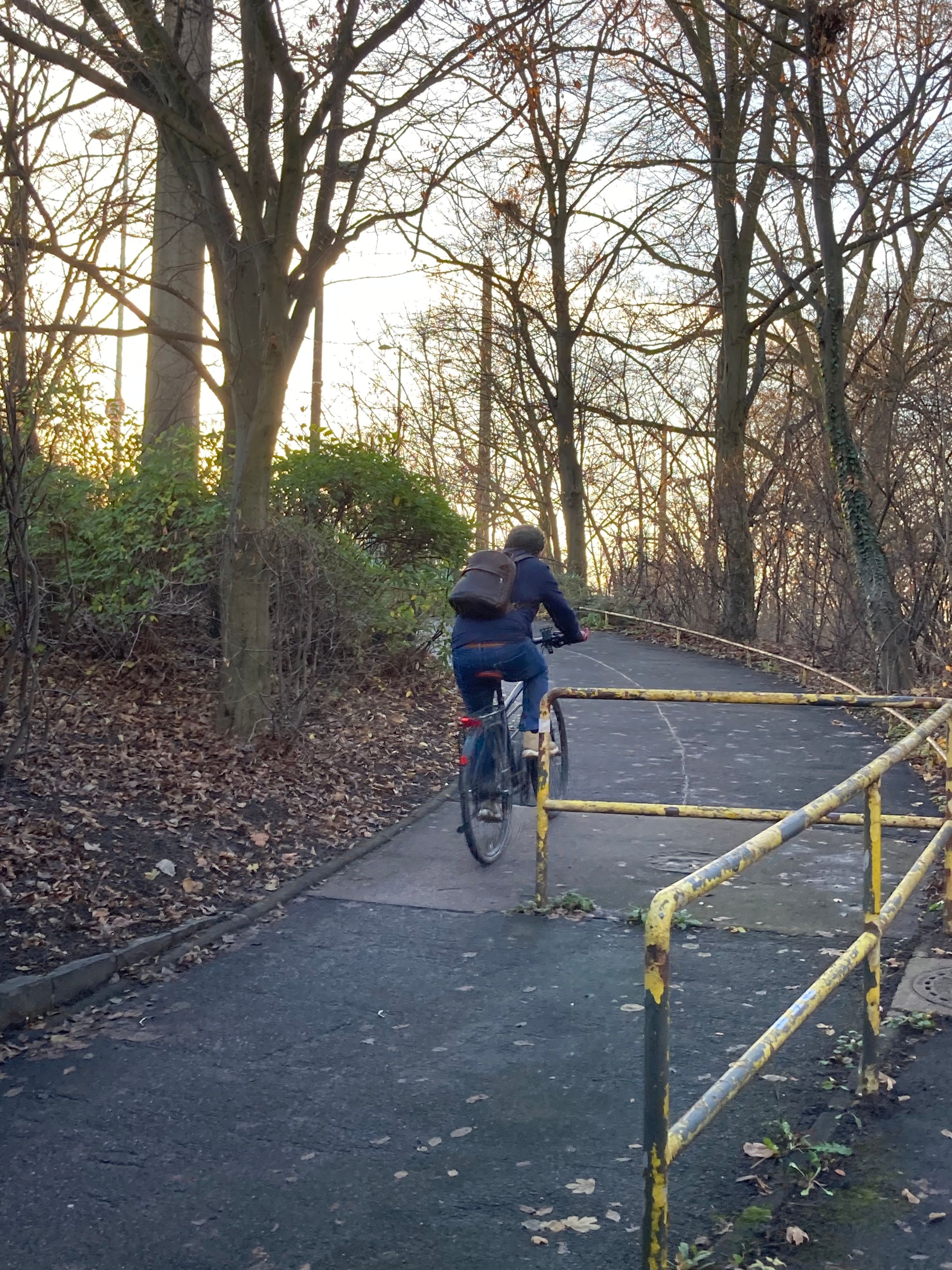 So sah die Rampe zur Severinsbrücke bisher aus. Radfahrer dürfen sie nicht nutzen, aber im Dunkeln waren die Schilder weit vor der Rampe kaum zu erkennen.