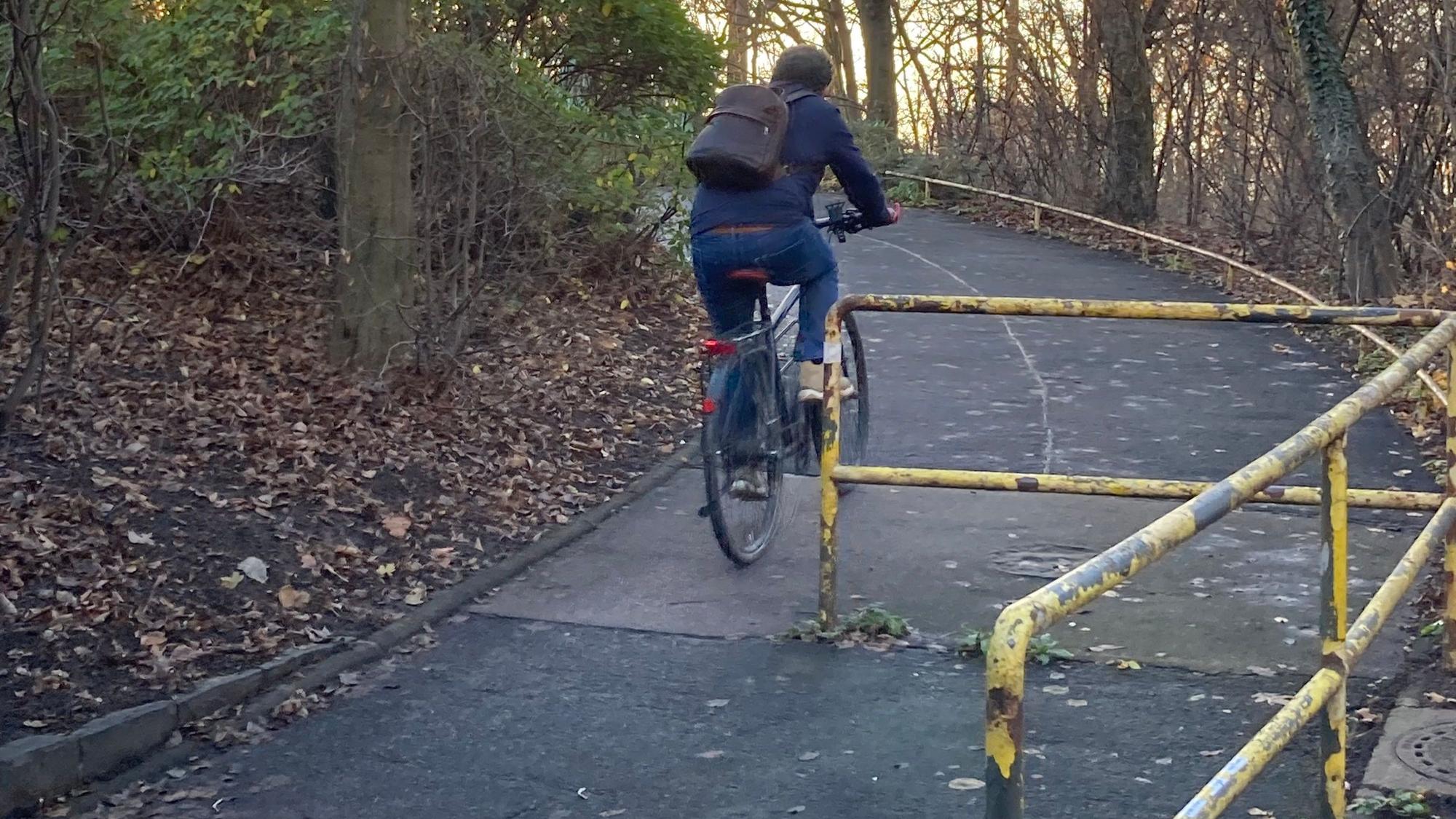 So sah die Rampe zur Severinsbrücke bisher aus. Radfahrer dürfen sie nicht nutzen, aber im Dunkeln waren die Schilder weit vor der Rampe kaum zu erkennen.