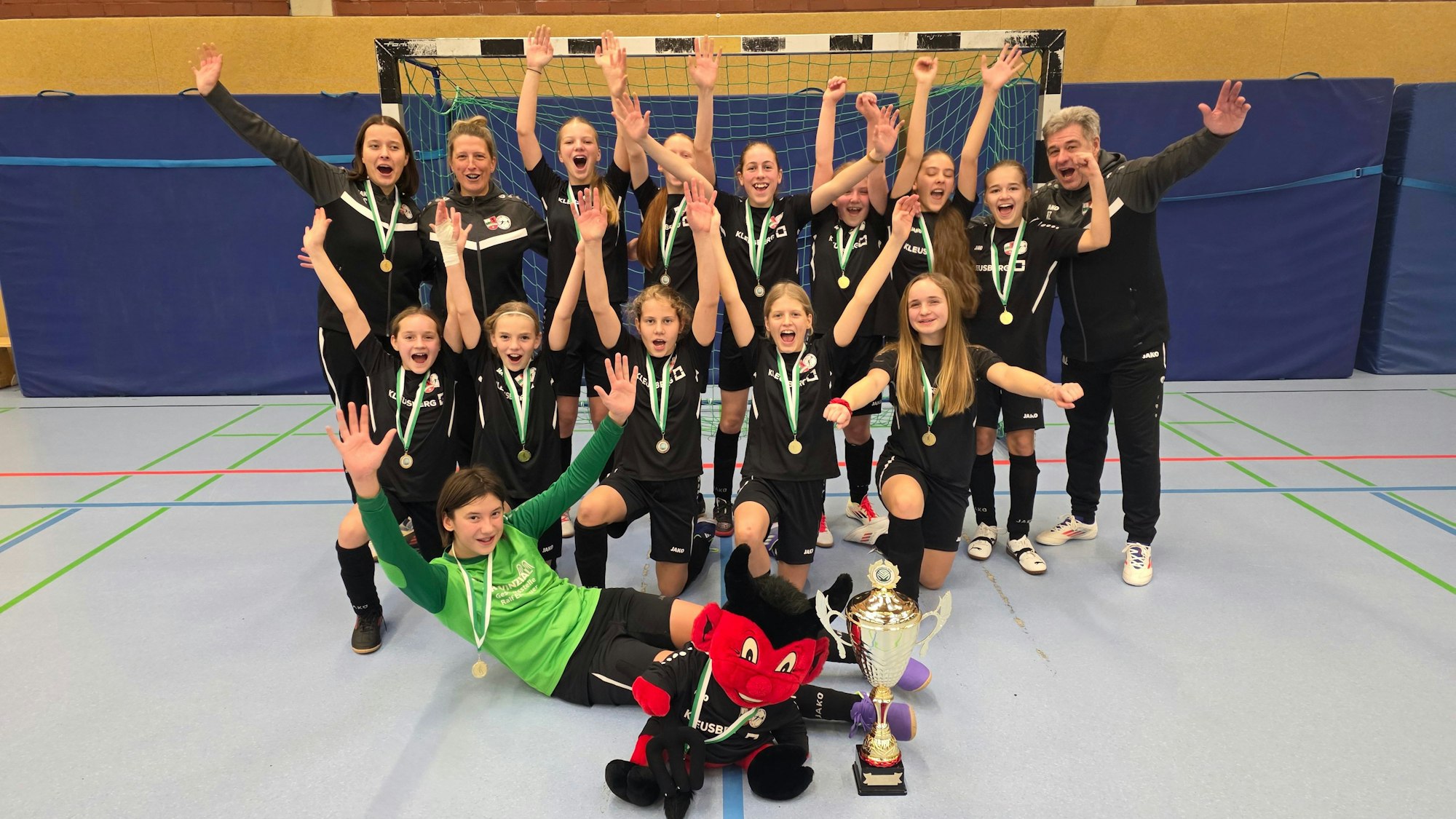 Die Fußballer der SG Morsbach/Holpe/Wallerhausen recken die Arme in die Höhe.