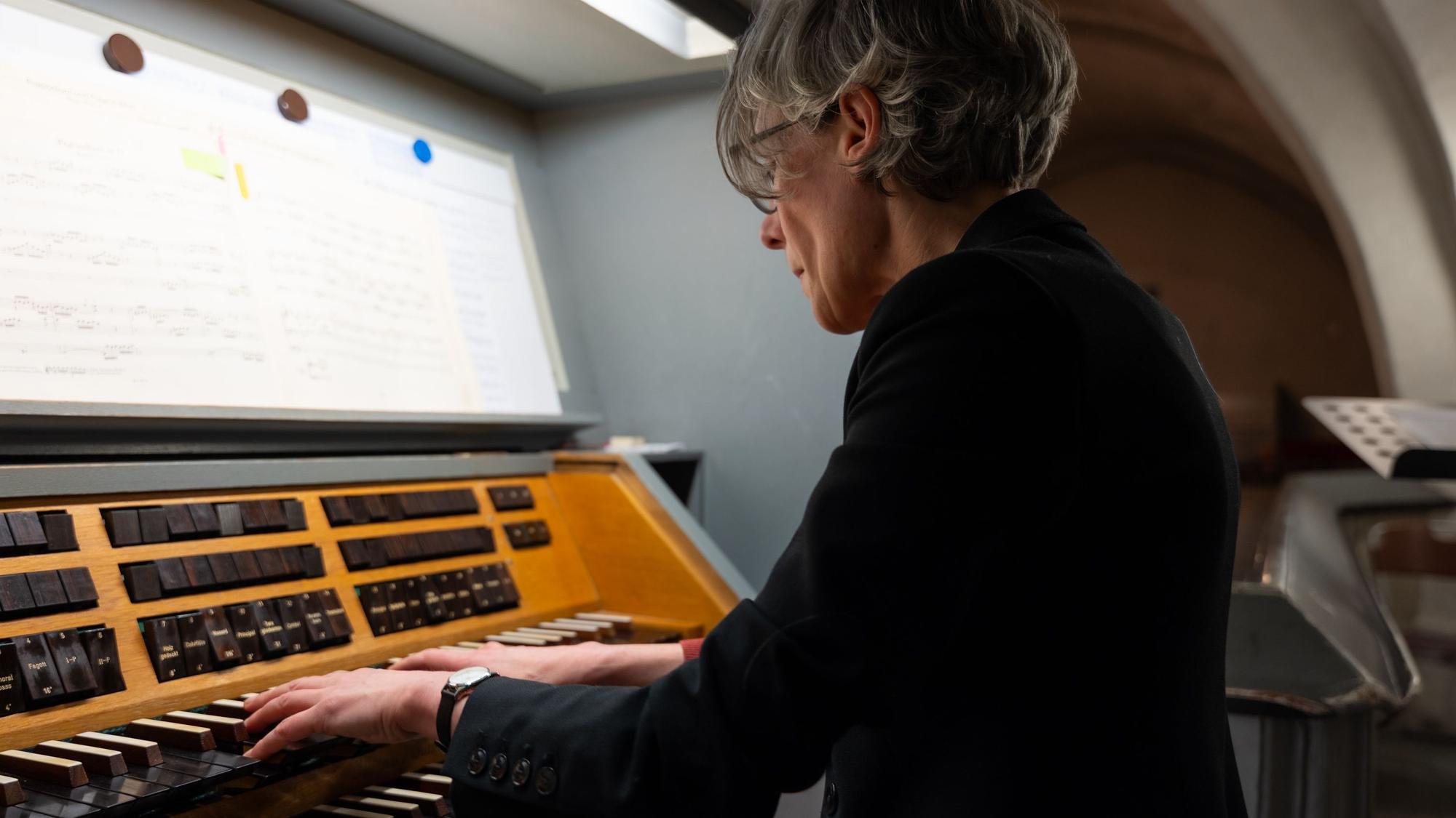 An der Orgel: Kreiskantorin Annemarie Sirrenberg konzertierte in der evangelischen Altstadtkirche Bergneustadt und lud auch zum Mitsingen ein.