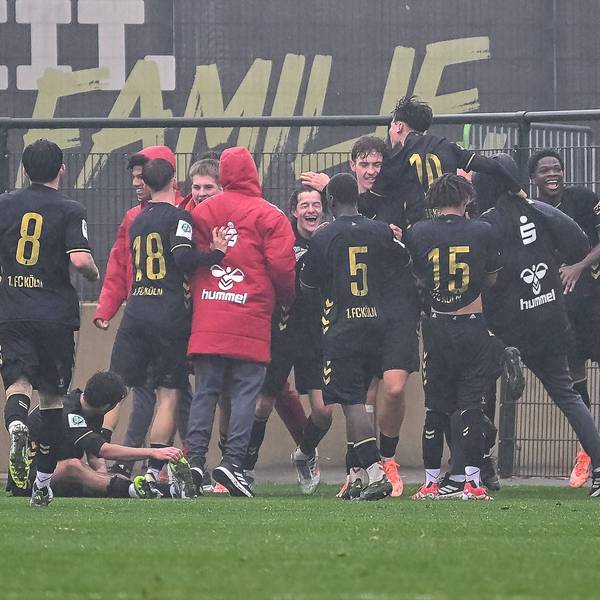 15.11.2025, Fussball: U17, U 17 DFB-Nachwuchsliga, Vorrunde, Gruppe G, Saison 2025/2026, Borussia Moenchengladbach - 1. FC Koeln im Fohlenstadion in Moenchengladbach. Die Koelner Spieler bejubeln das Tor zum 4:2. Foto: Kirchner-Media/Thomas Haesler *** 15 11 2025, Football U17 DFB Youth League, Preliminary Round, Group G, Season 2025 2026, Borussia Moenchengladbach 1 FC Köln at the Fohlenstadion in Moenchengladbach The Cologne players celebrate the goal for 4 2 Photo Kirchner Media Thomas Haesler Copyright: xKirchner-Media/ThomasxHaeslerx