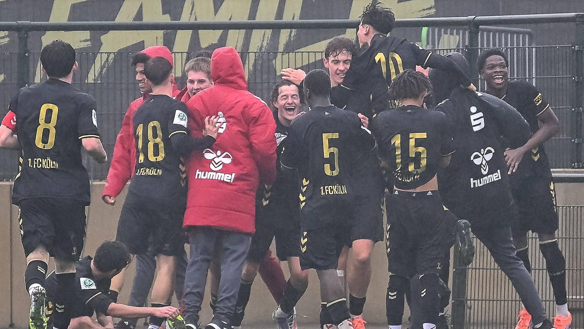 15.11.2025, Fussball: U17, U 17 DFB-Nachwuchsliga, Vorrunde, Gruppe G, Saison 2025/2026, Borussia Moenchengladbach - 1. FC Koeln im Fohlenstadion in Moenchengladbach. Die Koelner Spieler bejubeln das Tor zum 4:2. Foto: Kirchner-Media/Thomas Haesler *** 15 11 2025, Football U17 DFB Youth League, Preliminary Round, Group G, Season 2025 2026, Borussia Moenchengladbach 1 FC Köln at the Fohlenstadion in Moenchengladbach The Cologne players celebrate the goal for 4 2 Photo Kirchner Media Thomas Haesler Copyright: xKirchner-Media/ThomasxHaeslerx