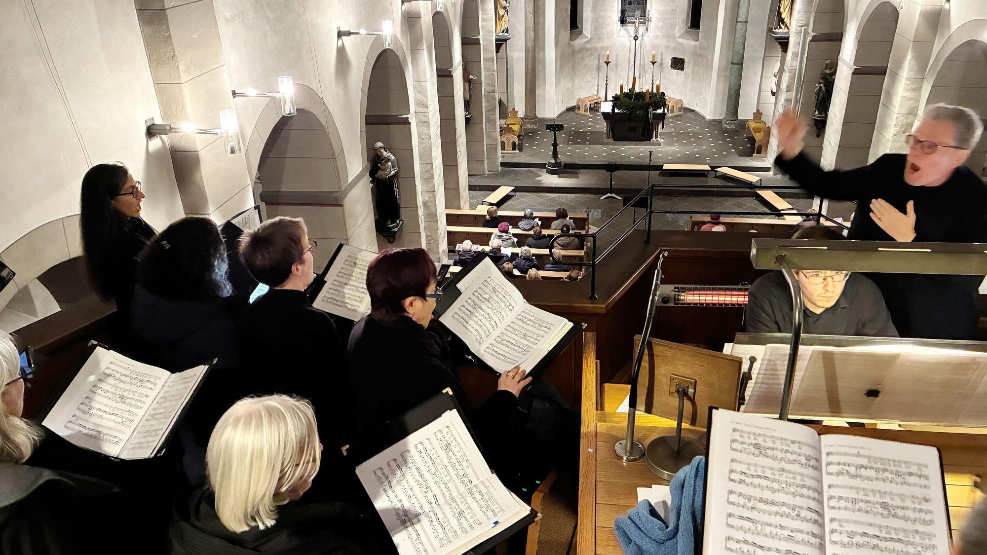 Auf der Empore: Der Europäische Kammerchor aus Köln sang unter dem Titel „Advent – Hoffnung – Licht“ in der katholischen Kirche St. Nikolaus in Wipperfürth unter anderem eine Kantate von Johann Sebastian Bach.