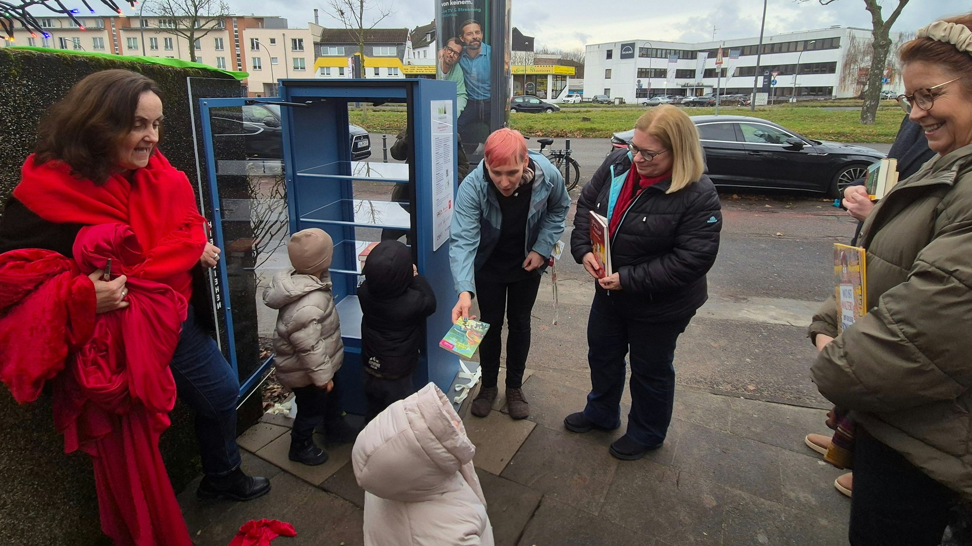 Neuer blauer Bücherschrank vor Kita Mülheimer Rasselbande eingeweiht.