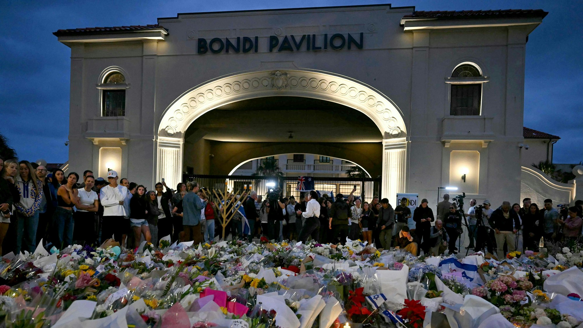 Am Bondi Beach in Sydney haben Trauernde ein Blumenmeer hinterlassen.