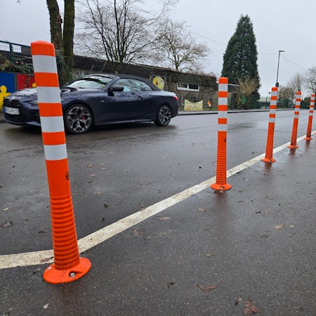 Eine Reihe von gestreiften Pfeilern.