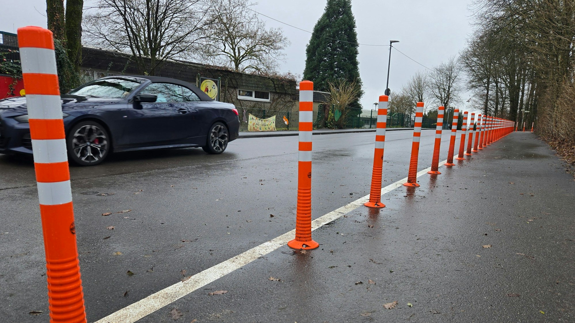 Eine Reihe von gestreiften Pfeilern.