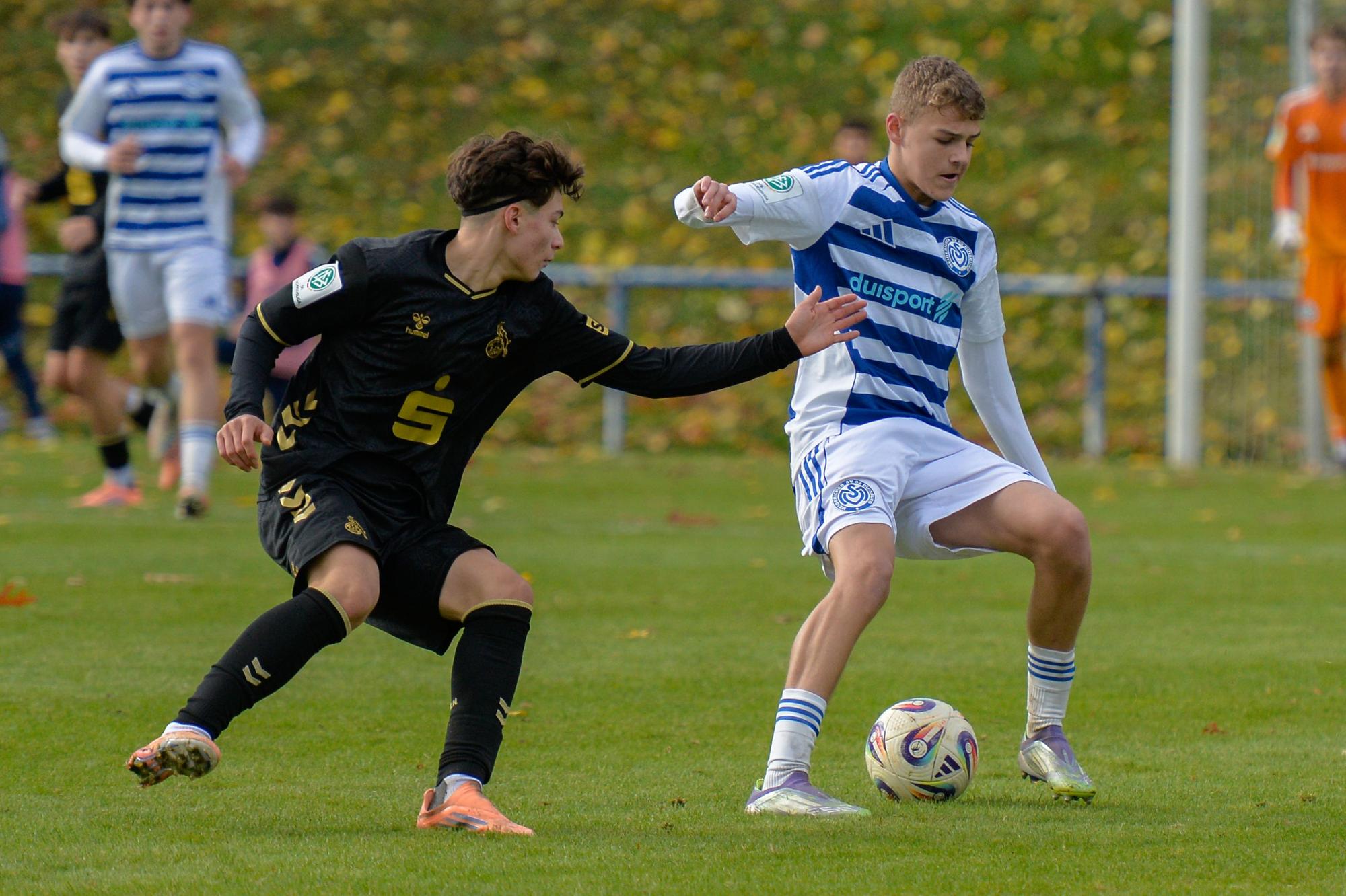 Ben Laurin Smolka, rechts, im Kampf gegen Emanuele Esposito, links, am Sonntag, den 26.10.2025, im Spiel MSV Duisburg gegen 1. FC Köln auf dem MSV-Gelände in Duisburg. MSV Duisburg, weiß-blaue Trikots, spielt gegen 1. FC Köln, schwarze Trikots, in der DFB-Nachwuchsliga, Saison 2025/2026. Foto: Oleksandr Voskresenskyi / FUNKE Foto Services