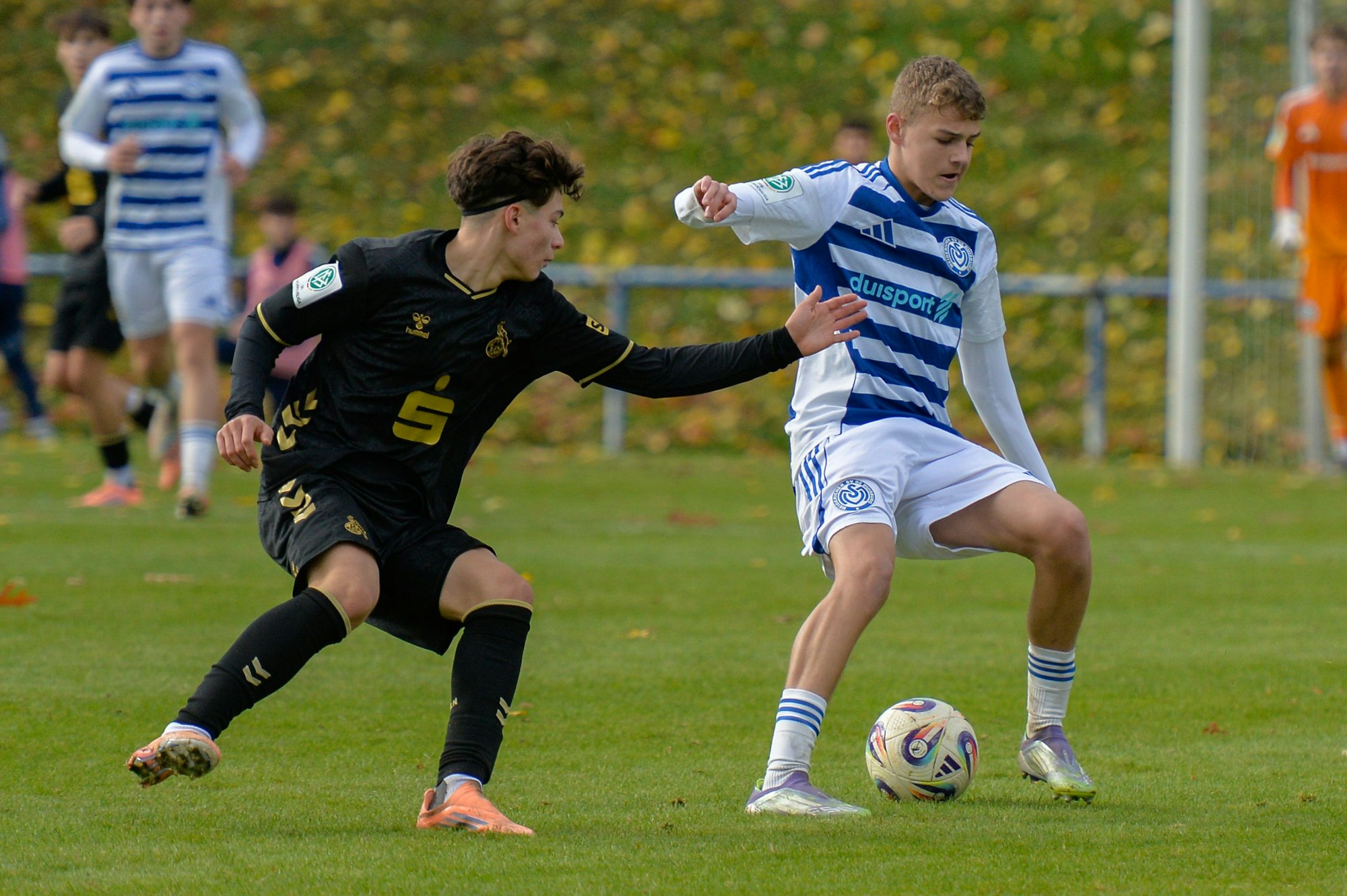 Ben Laurin Smolka, rechts, im Kampf gegen Emanuele Esposito, links, am Sonntag, den 26.10.2025, im Spiel MSV Duisburg gegen 1. FC Köln auf dem MSV-Gelände in Duisburg. MSV Duisburg, weiß-blaue Trikots, spielt gegen 1. FC Köln, schwarze Trikots, in der DFB-Nachwuchsliga, Saison 2025/2026. Foto: Oleksandr Voskresenskyi / FUNKE Foto Services