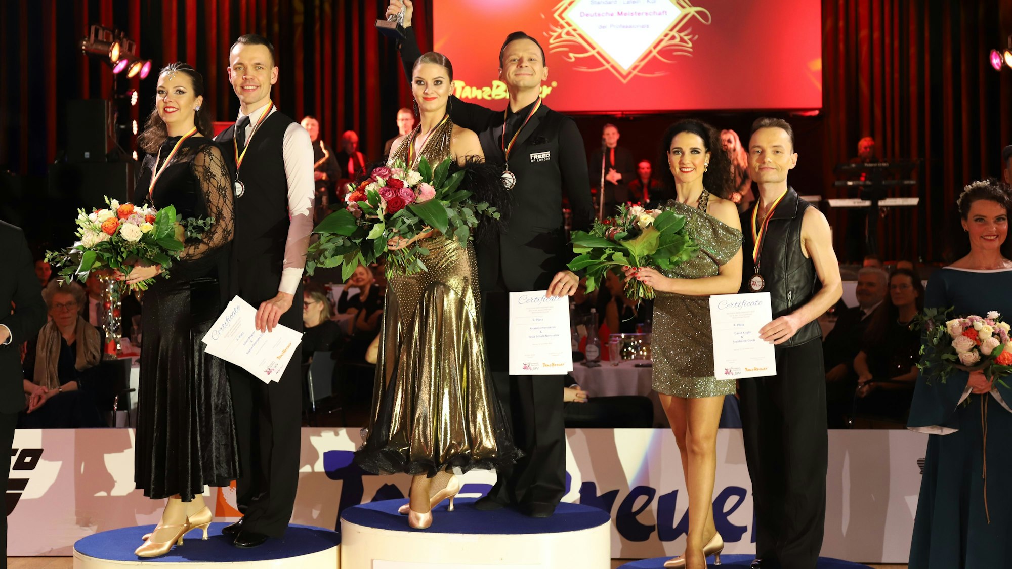 Die Sieger im Standard posierten auf dem Treppchen (v.l.): Sophie-Charlotte Kreuzer, Julian Wagner, Meister Tasja Schulz Novoselov und Anatoliy Novoselov sowie Stephanie Götz und David Koglin.