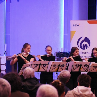 Junge Flötenspielerinnen im Konzert.