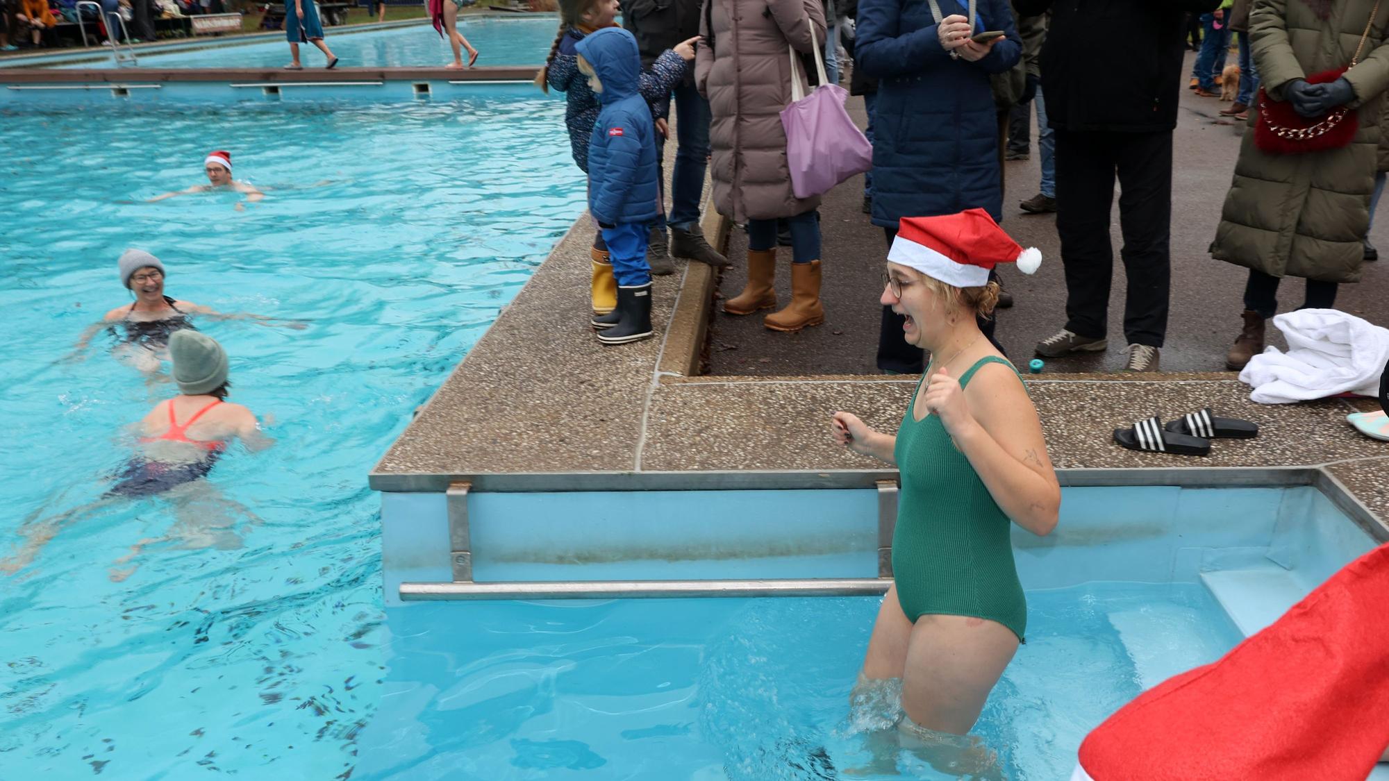 14.12.2025, Köln. Am dritten Advent findet wieder das Eisbaden im Waldbad Dünnwald statt. 330 Menschen sind angemeldet. Unsere Autorin Rika Kulschewski schwimmt mit - eine Reportage. Foto: Martina Goyert
