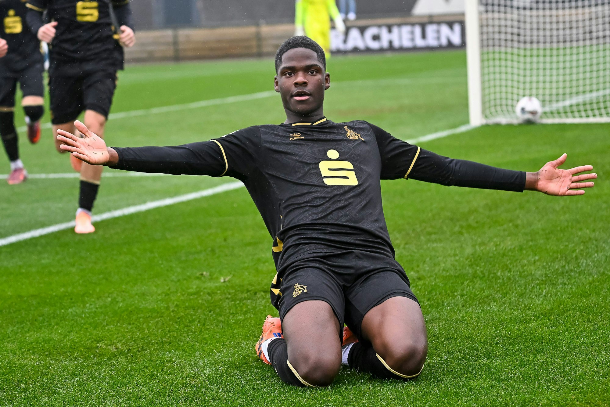 15.11.2025, Fussball: U17, U 17 DFB-Nachwuchsliga, Vorrunde, Gruppe G, Saison 2025/2026, Borussia Moenchengladbach - 1. FC Koeln im Fohlenstadion in Moenchengladbach. Elfried Assiobo Tipoh 1. FC Koeln U17, 09 bejubelt sein Tor zum 2:1. Foto: Kirchner-Media/Thomas Haesler *** 15 11 2025, Football U17 DFB Youth League, Preliminary Round, Group G, Season 2025 2026, Borussia Moenchengladbach 1 FC Koeln at the Fohlenstadion in Moenchengladbach Elfried Assiobo Tipoh 1 FC Koeln U17, 09 celebrates his goal for 2 1 Photo Kirchner Media Thomas Haesler Copyright: xKirchner-Media/ThomasxHaeslerx