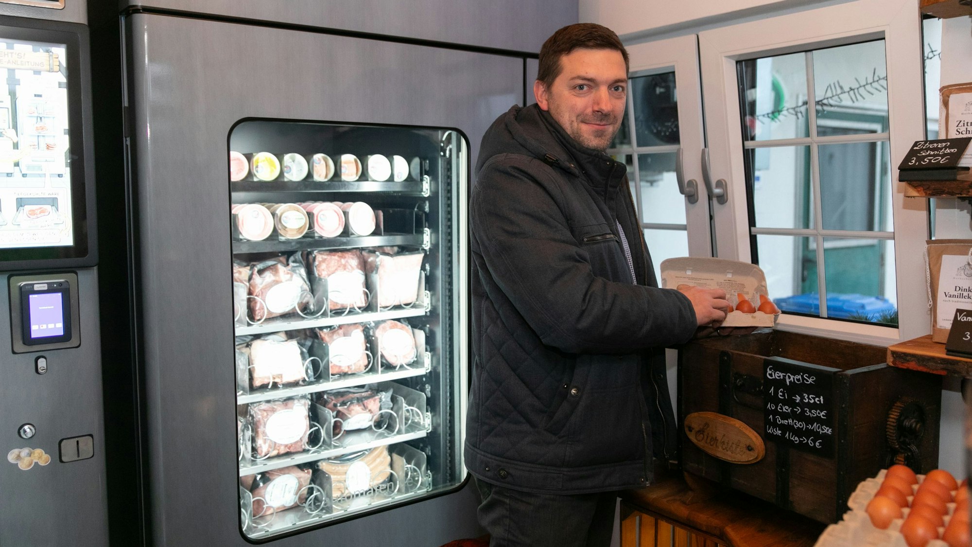 Matthias Weise aus Nümbrecht-Winterborn ist Neukunde. Für den ersten Einkauf in Happach hat er sich Eier ausgesucht.