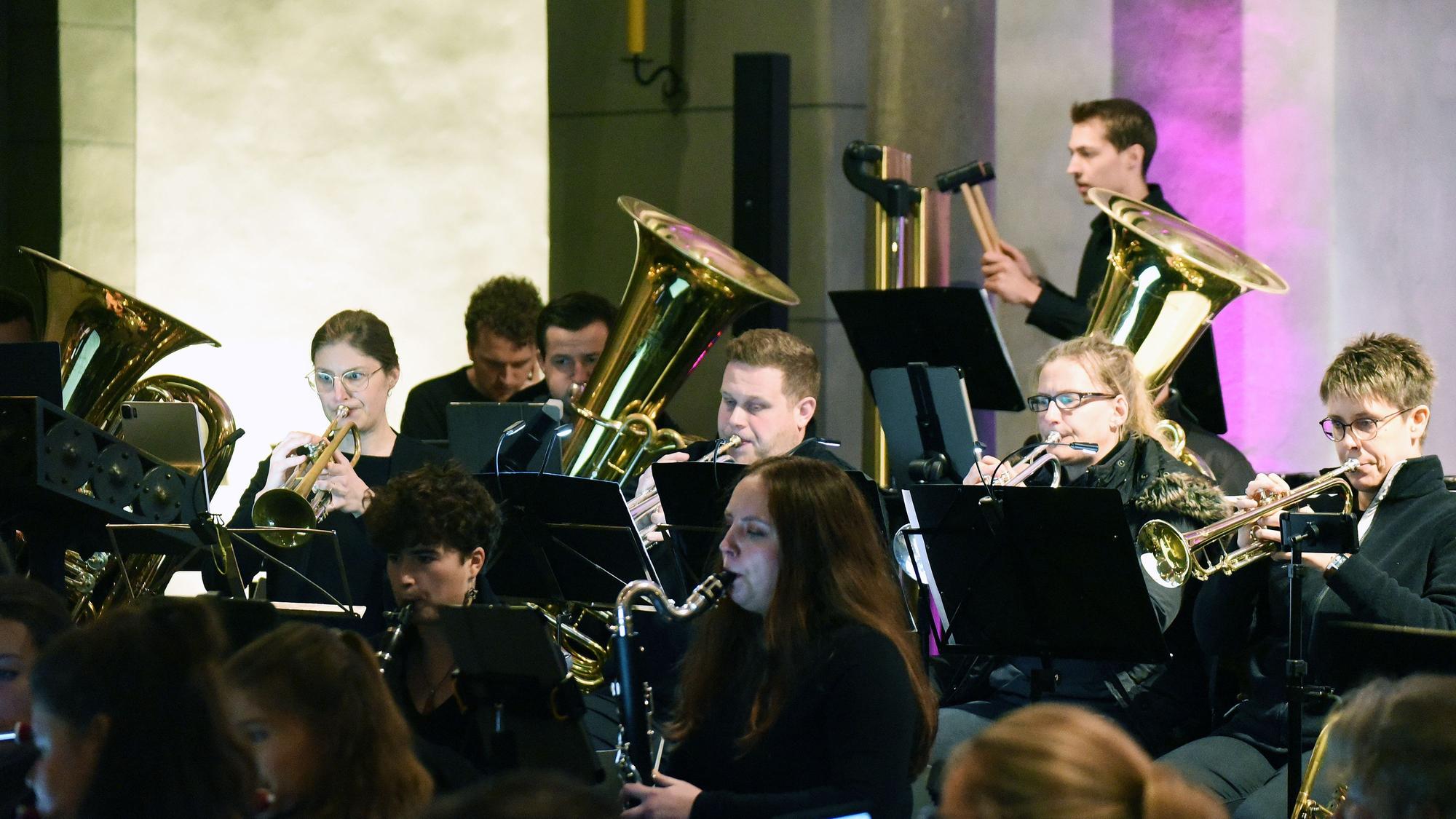 In Aktion: Der Musikverein Dohrgaul hatte in der Wipperfürther Nikolaus-Kirche unter anderem die Filmmusik von „Kevin allein zu Haus“ im Programm.