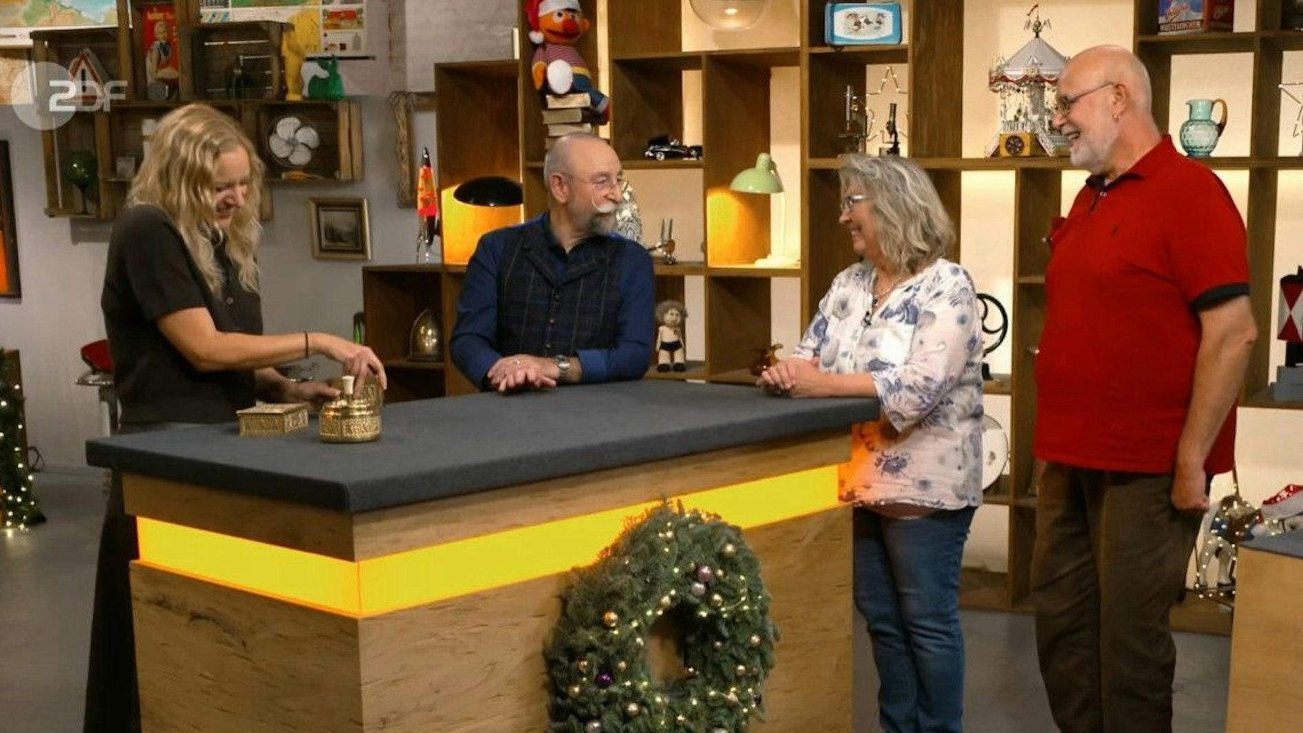 Peter und Beatrix Dirkmann (v.r.) mit Horst Lichter und Annika Raßbach bei „Bares für Rares“.