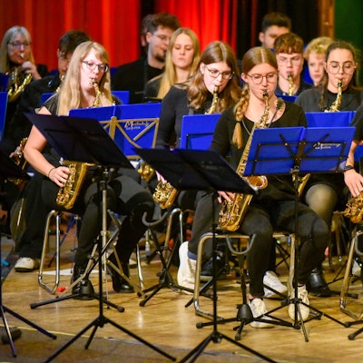 Zu sehen sind junge Musikerinnen und Musiker in einem Orchester.