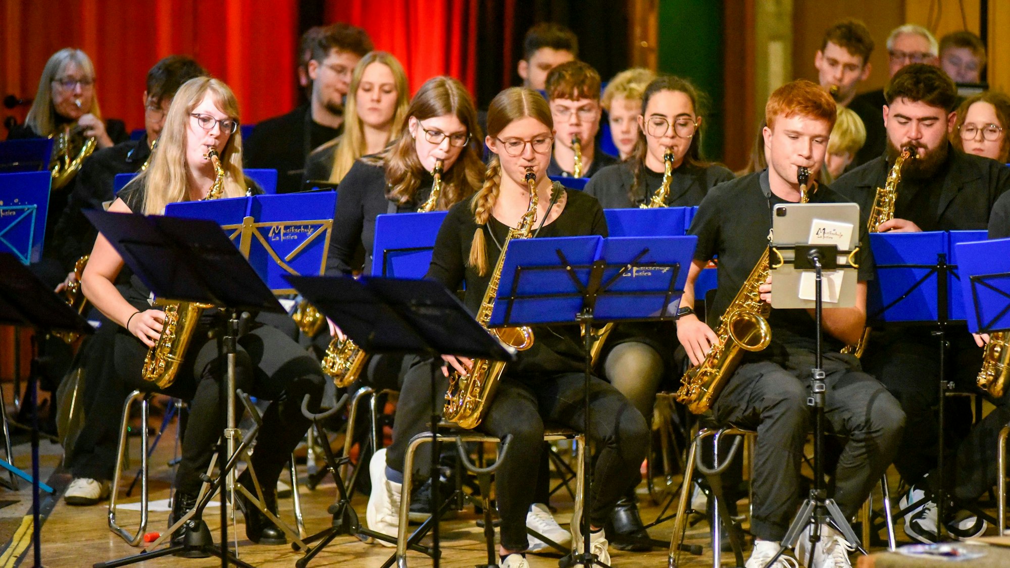 Zu sehen sind junge Musikerinnen und Musiker in einem Orchester.