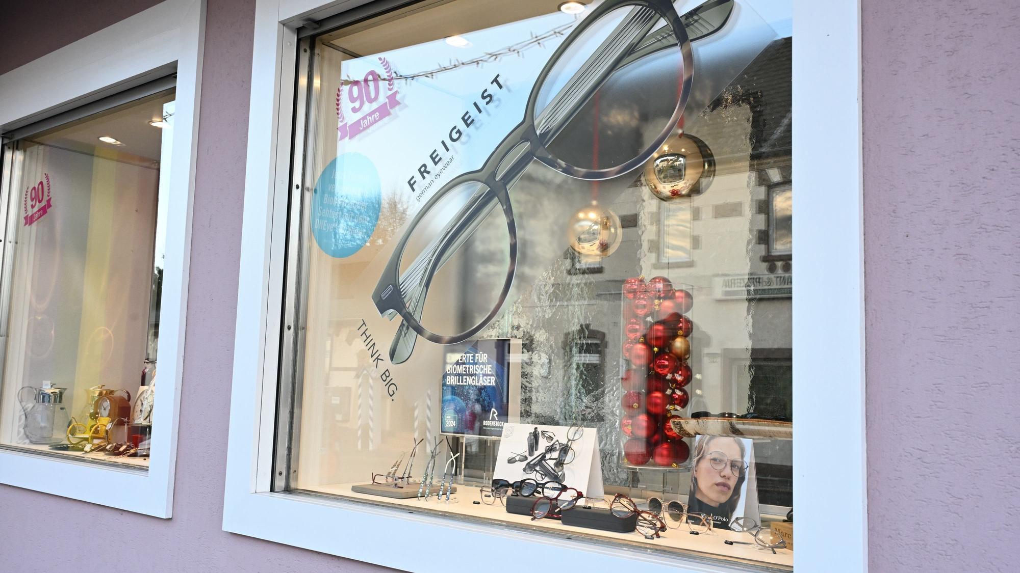 Ein Schaufenster eines Optikerladens mit diversen Brillengestellen.